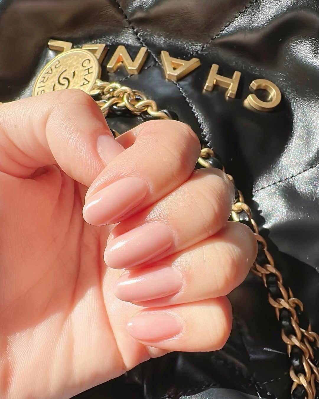 のインスタグラム：「New self nail 💕  今回は スーパーナチュラルな ネイルにしてみました☺︎  この色すきだな〜♡  夏ネイルはホワイト一択でした☞2枚目  3枚目は 昨日見た空とモフモフピンクの木🌳🩷  #nails #セルフネイル #ネイル #ピンクベージュ  #ナチュラルネイル」