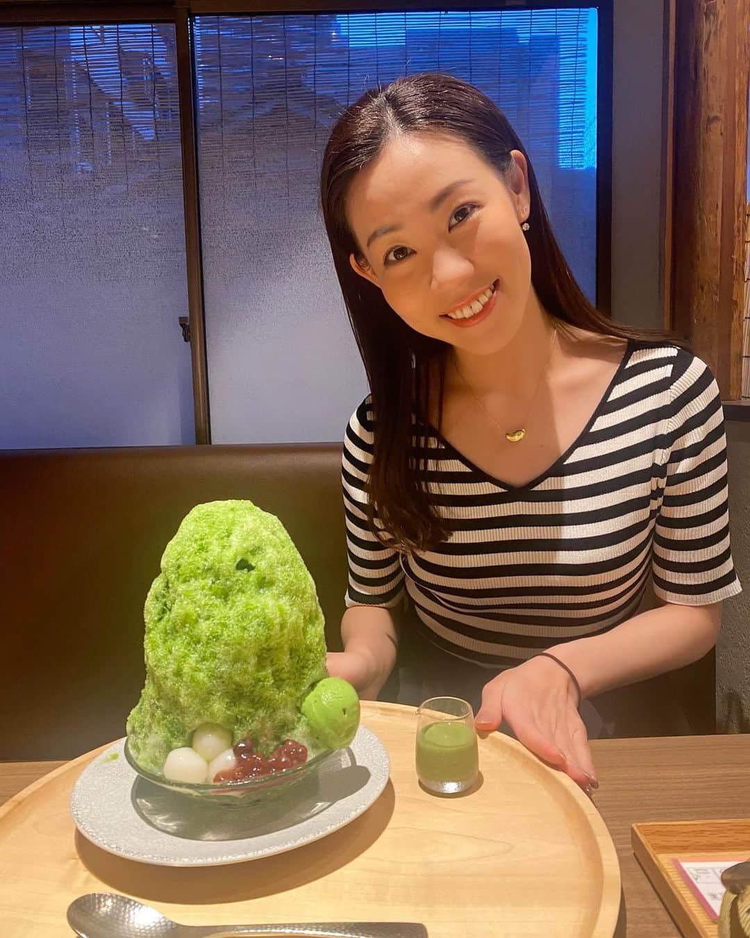 菜那くららのインスタグラム：「🍧✨✨  お抹茶かき氷🍵💚  これまた美味でした…☺️  京都のような街並みで ホッと癒される空間でした😮‍💨💓  #かき氷 #抹茶」