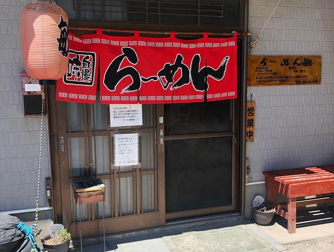 市川九團次 (4代目)のインスタグラム：「らーめん『敏』 素敵なご夫婦で経営。 経営行列のできる五島富江にあるラーメン屋さん 看板出してないです。それでも行列。口コミで全国から来られるそうです。芸能人もいろんな方が来られてるそうで。 私も口コミにて、尋ねて参りましたが４０分ほど待ってようやく入れました！！ おすすめのえび塩ラーメンをチョイス！！濃厚な塩スープに麺ともりもりのチンゲンサイがよく絡む。 さすが並ぶ店やな〜シンプルにうますぎました！！ 五島へ来たら必ず寄りたいお店です。」