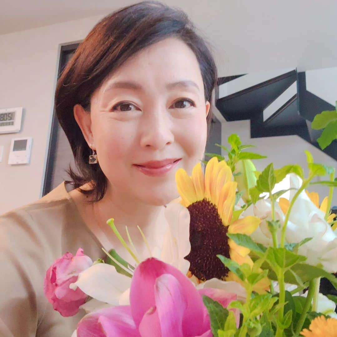 床嶋佳子さんのインスタグラム写真 - (床嶋佳子Instagram)「こんにちは！  このお花は先日5日の舞台でいただきました‼️😊💕  本日はこれからドラマの衣装合わせに行ってきます！  衣装合わせというのは台本を頂いてから監督さん、スタッフさんと初めてお話しする機会ですからちょっと緊張しますが チームの一員として役割を果たせるようにしっかりと打ち合わせをしてきたいと思います！ #床嶋佳子 #お花」8月8日 12時17分 - yoshiko.tokoshima