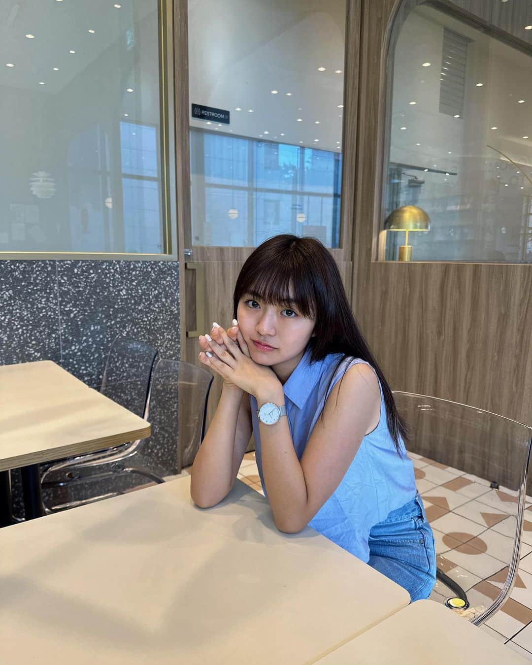 豊田留妃のインスタグラム：「KLONの腕時計⌚ スタイリッシュだけど、かっこよすぎないからいろんな服装につけられそう👶🏻シルバーベルトがかわいい🫶🏽  #klon #your_klon #run_clothes」