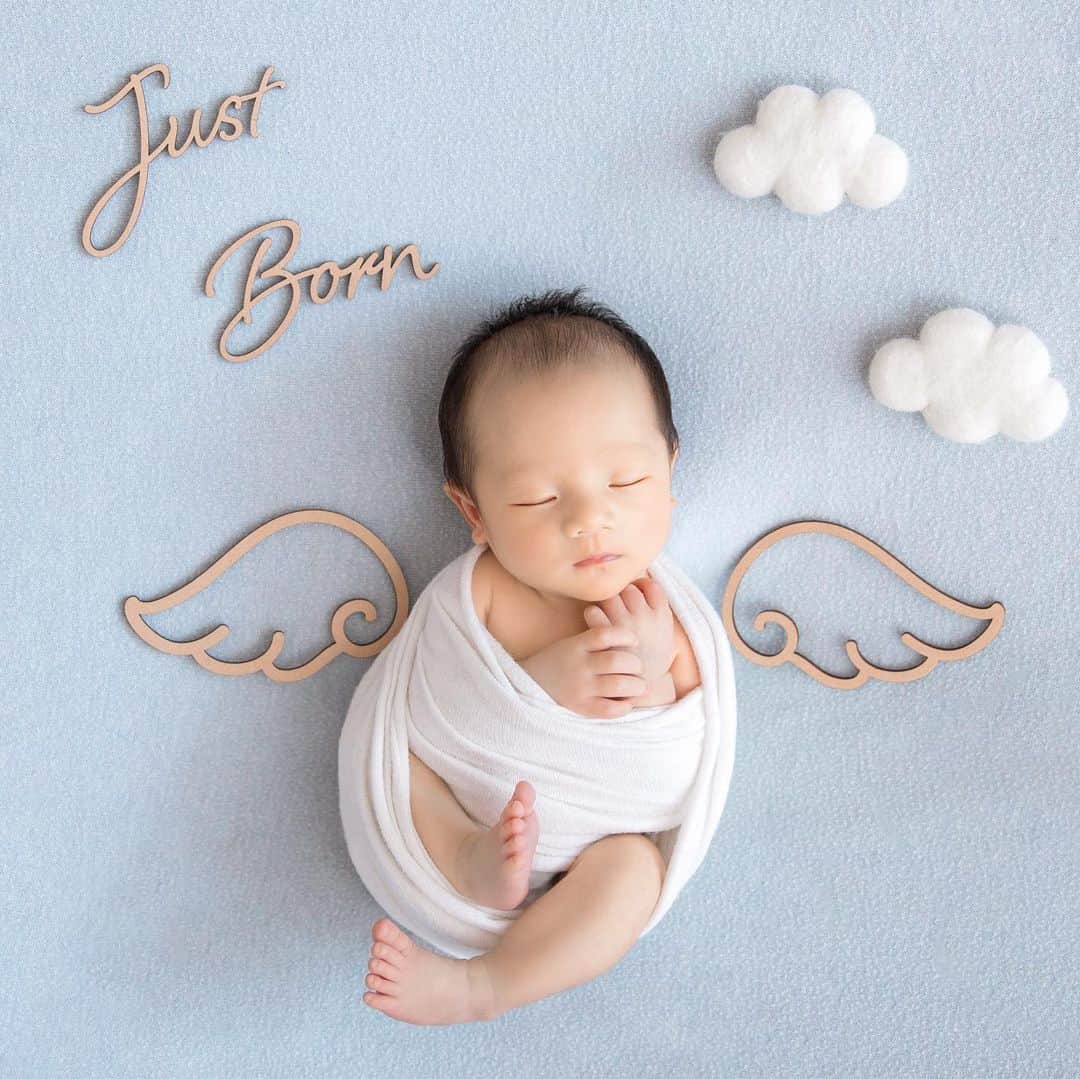 Reikaのインスタグラム：「Newborn photo 2 親バカ投稿続きます🥹🩵 お気に入りのが選べなくて 結局こんなに多く投稿してしまいました😆  #babykeilly  #newbornphotography  #ニューボーンフォト」