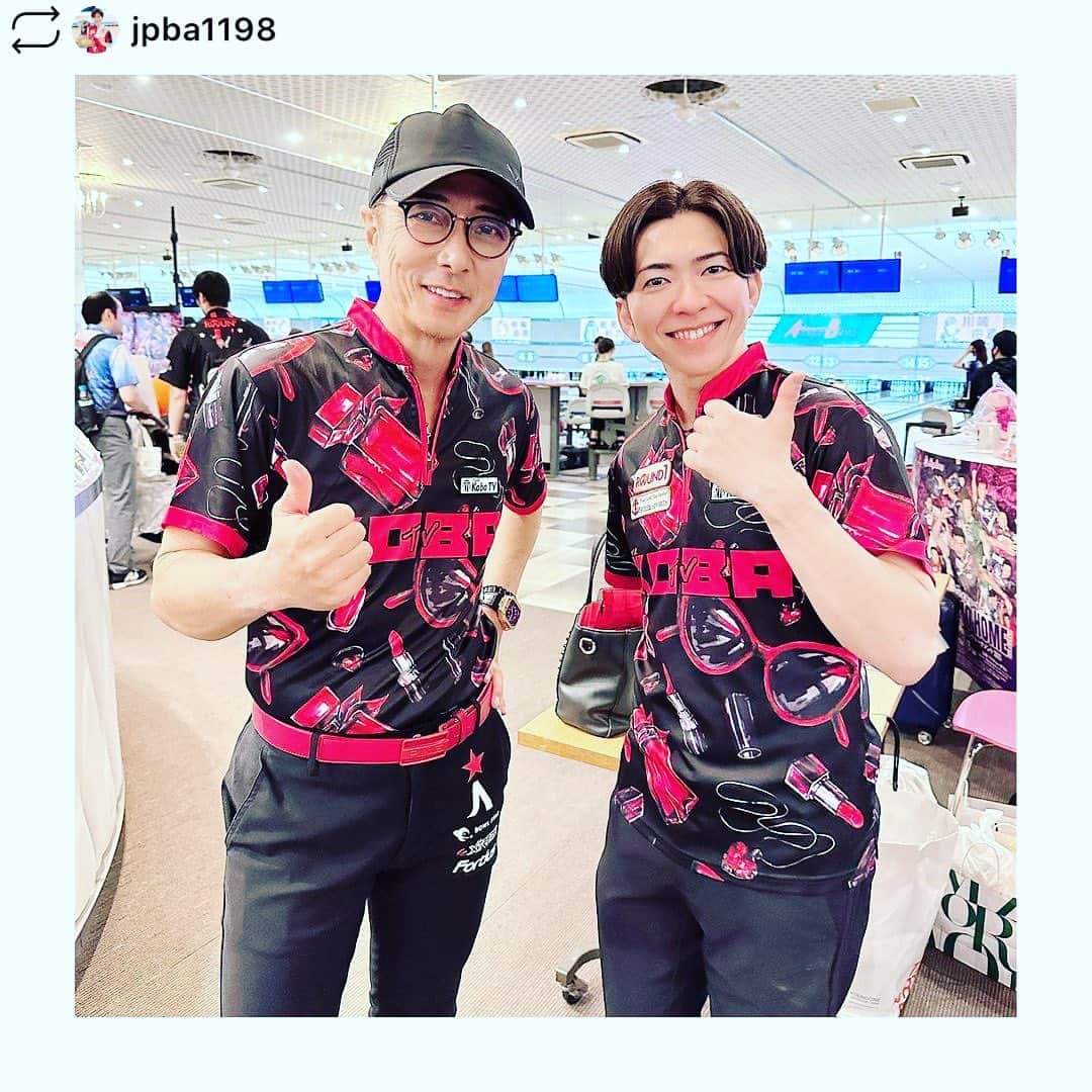 黒田アーサーのインスタグラム：「小林哲也プロのkoba TVから 新しいウェアが出来ましたよー！😊💕  アーサーさんとお揃いの KobaTVウェア😊 いつも着用いただき ありがとうございます！  新作も期間限定(8月13日まで) 予約販売受付中です！ 皆さんよろしくお願いします😊  https://kobatv.official.ec/items/77053662  #kobatv #youtube  #ボウリング #プロボウラー #ウェア @kuroda_arthur @jpba1198」
