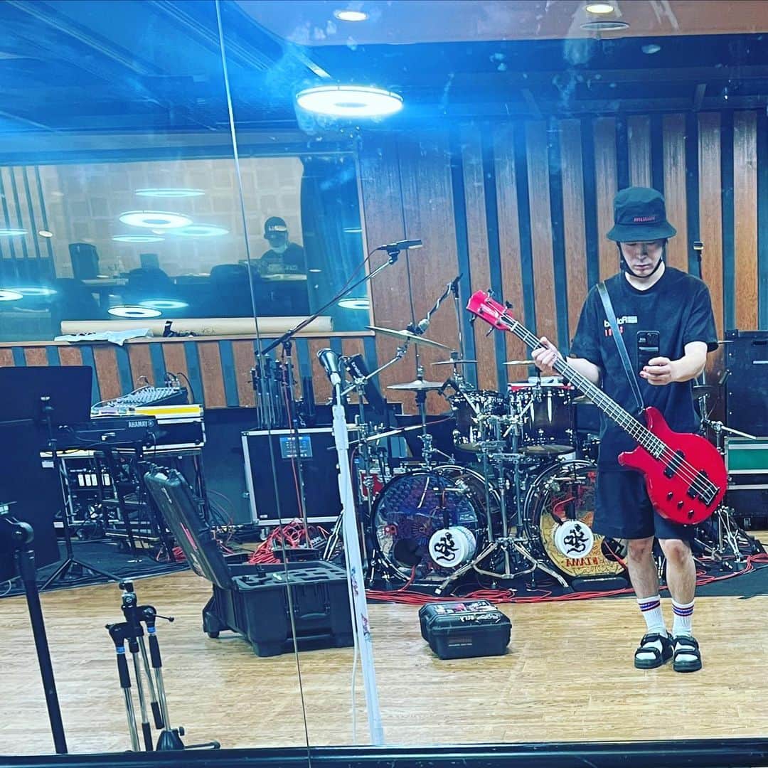 ミヤ のインスタグラム：「ロッキン、ナイトメア、アレンBD のリハですよ！^_^ #mucc25th」