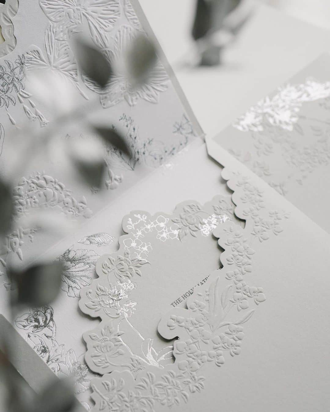 Veronica Halimのインスタグラム：「Details from C+I stationery, Bangkok and Jakarta edition #chayudansan —  #ldvh  #カリグラフィースタイリング  #weddinginvitation #weddingstationery  #embossed  #paperlovers #ウェディング #ウェディングアイテム #カリグラファ #veronicahalim #スタイリング #prettypapers #weddingsuite #truffypi」