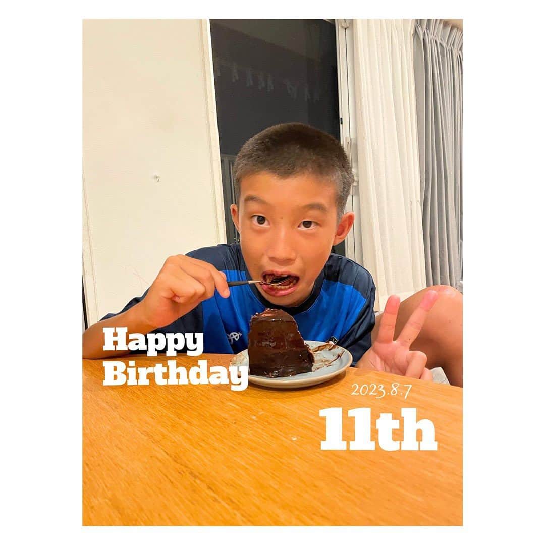 笹峯愛のインスタグラム：「デデさま、無事に11歳になりました。  ご所望の濃いチョコレートケーキを…半分残しやがった！！  「濃い…」と、な。  己が所望しておきながら…そんな11歳。  ひとつ歳を重ねた翌日はサッカー合宿3泊4日。  1人で準備をする姿に、成長を感じつつ  読む雑誌はサッカー雑誌 読む漫画はキャプテン翼 やるゲームはサッカーゲーム（FIFA） 観るテレビはサッカー関係、たまにバラエティ、たまにドラマ。  外に行く時は、サッカーしてくる〜。  サッカー、サッカー、サッカーに夢中で 机に向かう姿は、ほぼ目にしておりません。  …大丈夫なん？  ま、元気でいてくれて 人も自分も傷つけなければ それだけで、母は有り難いです。  おめでとう。  またhappyに12歳を迎えられるように この一年、大切に過ごして欲しいと願うばかり。  #のび太と同じ誕生日 と言う事を初めて知る  パパがもらってきた上等な  #スパークリングウォーター で乾杯  娘が上手に #ハッピーバースデートゥーユー と歌えた事にびっくり」
