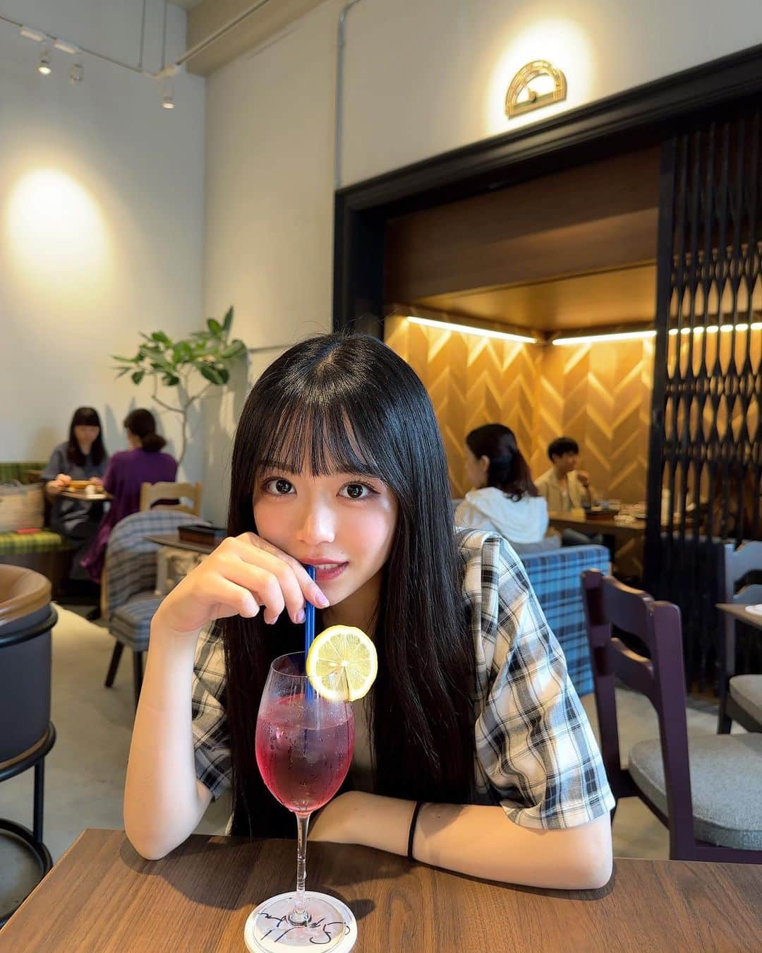 田中梨瑚さんのインスタグラム写真 - (田中梨瑚Instagram)「・   @spoon.kiyosumi 🥄 名前はど忘れしたけど、とりあえずカタカナ。ノンアルのカクテル。 一緒に頼んだのは、シュガークレープ。 有無を言わせない美味しさ😌💖  ・  @fukadasocafe  レトロな店内が素敵でした☕️✨️ ここではアイスカフェラテを頂きました☺︎  @ease_tokyo  紅茶のチーズケーキと抹茶のロールケーキ。 プリンも気になったのでまたリベンジしよっ✊🍮  ・  カフェ巡りに夢中で写真を撮り忘れるという失態。🥹 とういわけで、シンプルにカフェをシェアハピ😊🫶  ・   #spoonkiyosumishirakawa   #fukadaso  #fukadasocafe   #清澄白河カフェ  #清澄白河グルメ   #ease  #patisserieease   #日本橋カフェ  #茅場町カフェ」8月8日 12時34分 - riko_2768