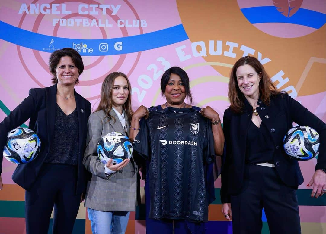 ナタリー・ポートマンのインスタグラム：「Deeply inspired by the stories and insights shared at the Angel City Equity Summit as we fight for gender equity while celebrating the @fifawomensworldcup!   Fatima Yousufi, captain of Afghanistan's women's national football team, and Fatma Samoura, Secretary-General of FIFA, reminded us all of how sport can accelerate change on and off the field, and as always so grateful to my @weareangelcity co-founders @juhrman and @knort. And thank you to my brilliant friend Rachael Neumann for your thoughtful questions.」