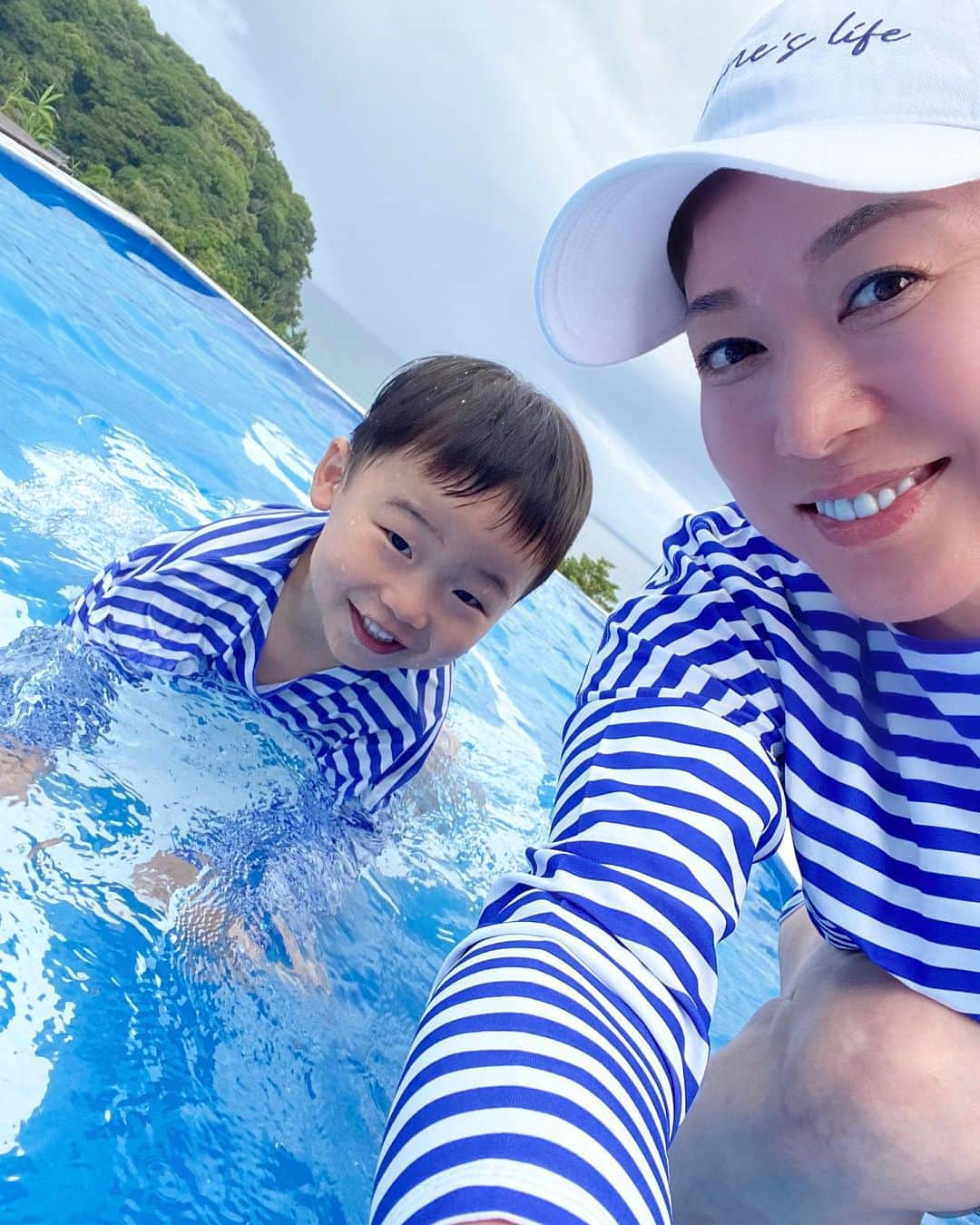 のインスタグラム：「以前娘が着ていたけど、今は息子が着用。 お揃いのラッシュガード♡  ・ ・ #3歳男の子」