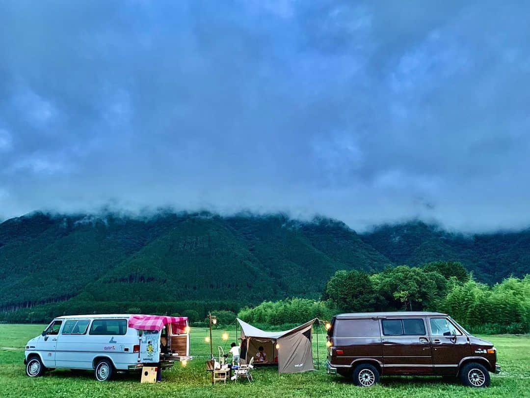 ダイスケのインスタグラム：「Feel EARTH 2023 🗻 at ふもとっぱらキャンプ場🏕  ライブ&キャンプ！  暑かったり寒かったり、晴れたり雨降ったり、富士山見えたり見えなかったり。 飲んで食べて自然を感じ、アブに追いかけられたフィールアースなツーデイズでした。 楽しかった！」