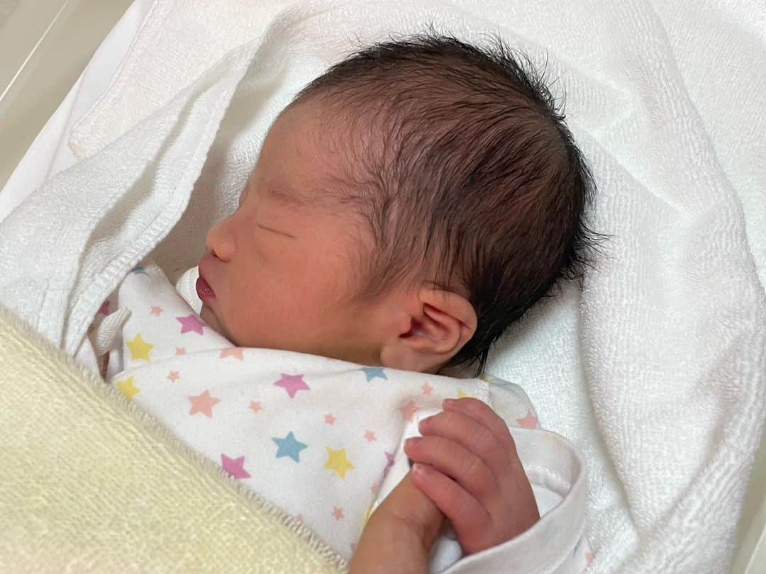 AMIのインスタグラム：「👶🏻 . 2023.08.07　PM02:41 ＊3110g 49cm 無事、次男誕生しました🤱🏻  出産レポ📝  8月6日　39w0d  夜中から不定期にお腹張ってて これ前駆陣痛？だっけ？ってなりながら寝る  7:00 起きてトイレ行ったらおしるし？👀 その後もいつも以上にお腹は張るけど 全然動ける感じだったから様子見る💪🏻  12:00 この日は日曜日だったから大樹君が休みで ママと善と4人でランチ🍝🍴 時々お腹痛いな〜って立ち止まるけど余裕  14:00 帰って来てから割と頻繁に張るようになる  17:00 大樹君のお父さんお母さんの会社に顔出しに行ってからアプリで測り始めたら12分間隔 一応病院電話して説明したけど 全然余裕そうだし8分間隔くらいになったら また電話してくださいって言われる👩🏻‍⚕️🏥 まあそうだよねこんなもんじゃないよねって納得する👈🏻  18:00 10分間隔 なんかあったら困るし早めに帰って お風呂入ってご飯済ませる (妊婦生活最後！って思って調子乗ってマック食べた🍟)  20:00 早めに3人で布団入る 善はお昼寝してなかったからもう爆睡👦🏻💤  21:00 8分間隔 横になってても寝れなくてウトウトしながら間隔測って頑張って寝ようとする(全然寝れない)  22:30 痛み何となく変わってきてママ呼ぶ☎️ ママには「何かあると困るから今日は禁酒して！」って伝えてあったから到着するなり速攻🍺プシュッて開け出して大樹君と晩酌付き合わされる (その横で座りながら陣痛耐える)  8月7日 39w1d  0:00 とりあえずみんなで横になって仮眠取る  1:00 5分間隔 トイレ行ったら少し出血あってお尻の方ズーンって重くなって来て善産んだ時の痛みフラッシュバック😰💭 あーこれだー！👶🏻降りて来てるー！ってなって 病院電話して説明したら向かってくださいって言われる 準備して寝てる善にバイバイして病院向かう👦🏻😭🚗  1:50 病院到着🏥 👩🏻‍⚕️「子宮口8cm開いてるよー！ 頑張れば後1時間で産まれるよ〜」 👩🏼「え？」 希望しか見えなくなってテンションあがる  2:00 大樹君も分娩室入って来てくれて 陣痛来たらひたすらフーフー耐える😮‍💨"  2:30 会陰切開したくないってバースデープランに書いてたから本当は一回いきめば産まれるけど 出来るだけ力抜こうねって助産婦さんが会陰伸ばしてくれながら呼吸法教えてくれる  2:41 波が来たらいきまずにハーハーして するんって息子誕生日👶🏻🎉✨ 少し裂けちゃって少し縫ったけど もうそんなのどうでもいいくらい可愛い！ 善に鳴き声もお顔もそっくり👀🍒  本陣痛来てから5時間半 病院着いてから1時間経たずに スーパー安産で生まれて来てくれました❤︎ 2人目は1人目の半分って言うけど ちょーピッタリ半分だった😂🕒✨  大樹君今回もサポートありがとう👨🏻 妊娠中たくさん当たり散らかしてたけど 右から左に受け流してくれて👈🏻いい意味で 仕事朝早いのに寝る前には足のマッサージしてくれたりお産中もテニスボール当ててくれたり 呼吸合わせてくれたり手握ってくれたり 居てくれるだけで心強かった👨🏻😌💪🏻  2回目のお産は痛みを知ってたからこそ 本当に怖かったしめっちゃビビってたけど 産んだ後に赤ちゃんを抱っこした時の 温かさと達成感を知ってたからこそ 頑張れたお産でした🤱🏻🎌❤︎  昔から子供は2人欲しい！って言ってたので また夢が一つ叶った💭🌈✨  これからは4人家族👨‍👩‍👦‍👦賑やかになるね🥹 楽しみがたくさんで胸がいっぱいです ママとパパを選んで来てくれて 10ヶ月間お腹の中ですくすく育ってくれて 無事に生まれて来てくれてありがとう😊 2人ともママとパパが幸せにするね❤︎ . #第二子出産報告 #経産婦 #出産レポ」