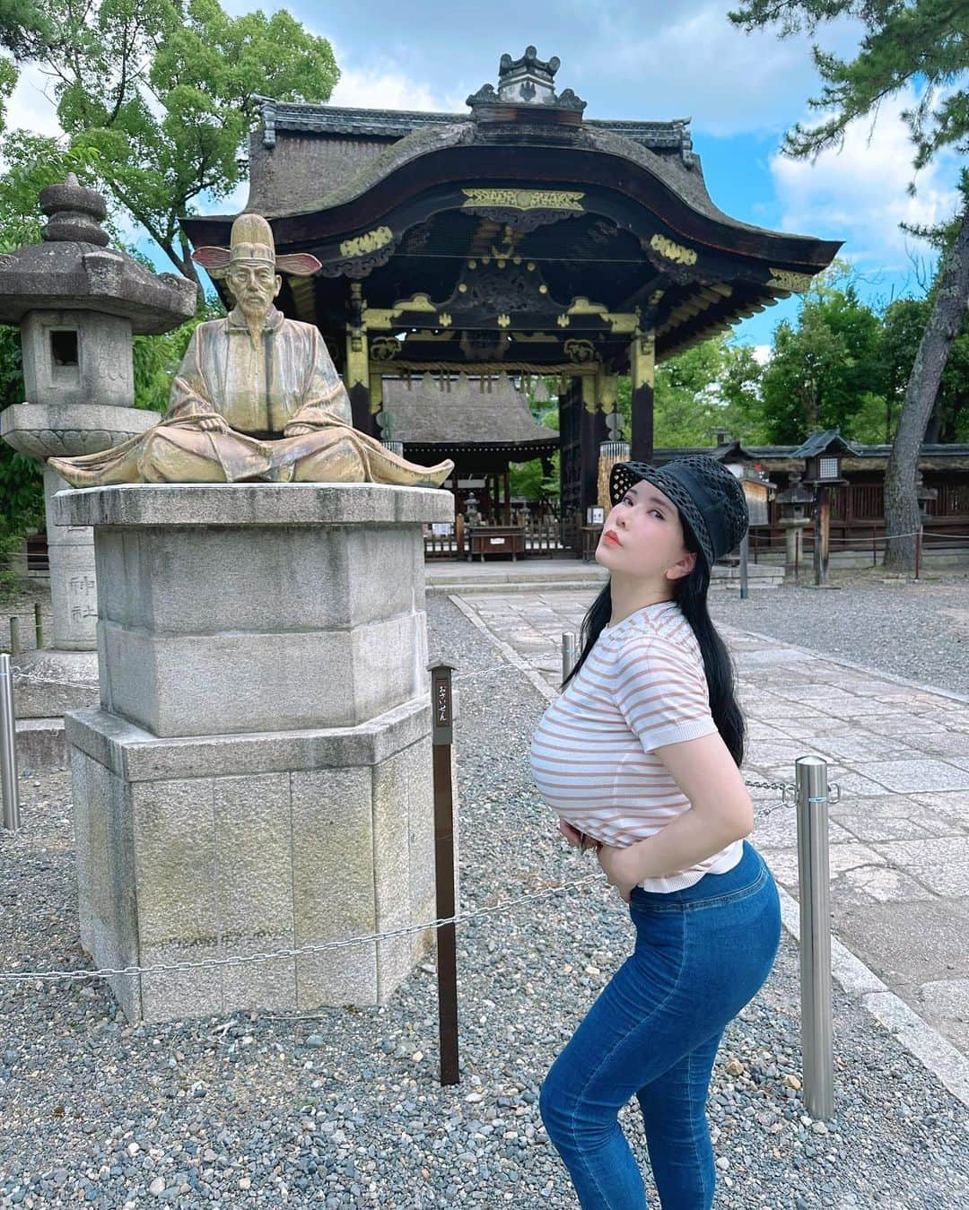 沖田杏梨さんのインスタグラム写真 - (沖田杏梨Instagram)「京都旅行vol.1  豊臣秀吉公を祀る豊国神社 総本宮が京都の伏見稲荷大社 無病息災、立身出世の清水寺  旅行客に紛れ込んで英語や中国語で話しかけられながら、  心からの御礼と共に 家族の健康と BLACK DIAMONDを通して成功と応援してくださる皆様に社会貢献が出来るようにとお祈りを捧げて来ました。 この為に生きてるので迷いがありません。  天下統一の秀吉様、 芸能屈指の稲荷大神様、 浄化や健康を願って観音菩薩様、  やっと、やっと、 お会いできて本当に光栄でした。  山を登って特別に会いに行った神様は後ほど更新します🙏✨  京の懐石料理はハモもあゆも最高に美味しかったです！ハモって韓国産が高級で美味しいって知ってましたか？骨もほぼ感じないほどの美味でした。。 京都はやはり日本の古き良き神様が沢山いて最高ですね！  Kyoto trip vol.1  Toyokuni Shrine, dedicated to Lord Toyotomi Hideyoshi Fushimi Inari Taisha shrine in Kyoto is the main shrine of Inari. Kiyomizu-dera Temple for good health and success in life  Blending in with the tourists I was spoken to in English and Chinese. I almost returned their replies as British or Chinese. LOL!  With heartfelt thanks to God. Praying for the health of my family. I have prayed for success through BLACK DIAMOND and for everyone who supports me to contribute to society. I live for this, so I have no hesitation.  Lord Hideyoshi, the God of the unification of the world,  Inari, the god of entertainment,  Kannon Bosatsu, the god of purification and health,  Finally, It was a real honour to meet many Gods.   I'll update you later on the God I climbed the mountain to meet specially 🙏✨.  The Kyoto kaiseki cuisine was excellent, both the hamo and the ayu! Did you know that Korean hamo is more expensive and tastier than domestic hamo? The bones were so good you could hardly feel them. Kyoto is still the best place in Japan with many good old Japanese gods!  京都之旅第一卷  供奉丰臣秀吉的丰国神社 京都伏见稻荷大社是稻荷的本社。 清水寺，祈求健康和成功  我与游客打成一片，他们用英语和中文与我交谈。我几乎是以英国人或中国人的口吻回答他们的。大笑！  衷心感谢上帝。 为家人的健康祈祷。 祈求通过 BLACK DIAMOND 获得成功，祈求支持我的所有人为社会做出贡献。 我为此而活，所以我毫不犹豫。  一统天下之神秀吉公、  娱乐之神稻荷  净化和健康之神观音菩萨、  最后 见到您真是我的荣幸。  稍后，我将向大家介绍我爬山专程去见的神🙏✨。  京都怀石料理非常棒，无论是火腿还是牛肉汤！ 你知道韩国的火腿比国内的更贵更好吃吗？ 骨头好吃得几乎感觉不到。 京都仍然是日本最好的地方，有许多古老的日本神！  #豊臣秀吉 #豊国神社 #伏見稲荷大社 #清水寺 #京都旅行」8月8日 12時40分 - anri_okita