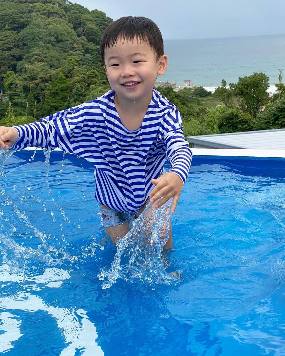 のインスタグラム：「時より雨が降ってきたけど、 終始楽しそう✨  ・ ・ 母はプールサイドでレモンサワー笑笑  ・ ・ #夏2023 #プール遊び #雨の中でもへっちゃら」