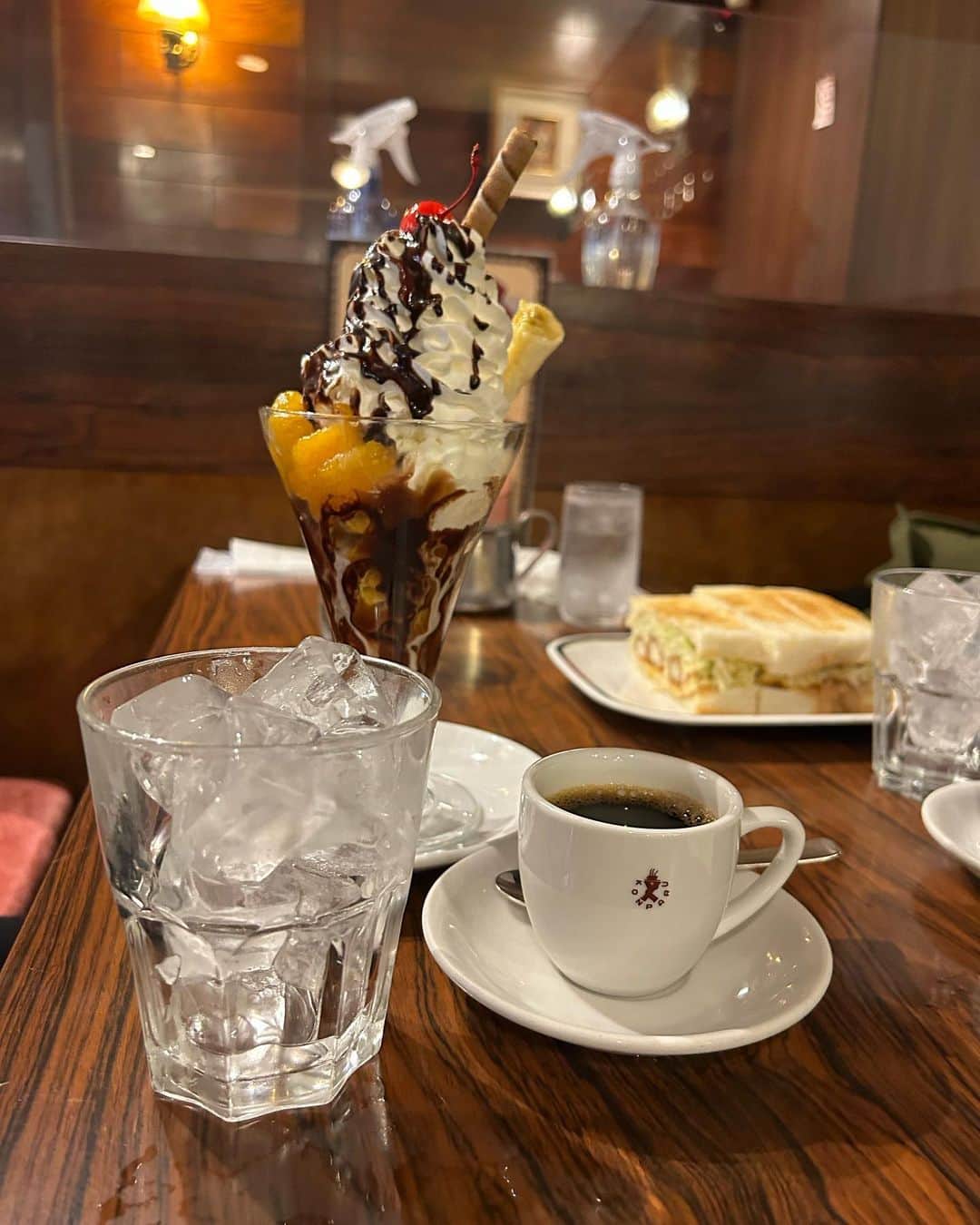 楢原真樹のインスタグラム：「いつぞやの喫茶店 #喫茶店 #上前津駅 #有名店らしい #エアコン強 #いきふん最高 #パフェも #ヤーレンズ」