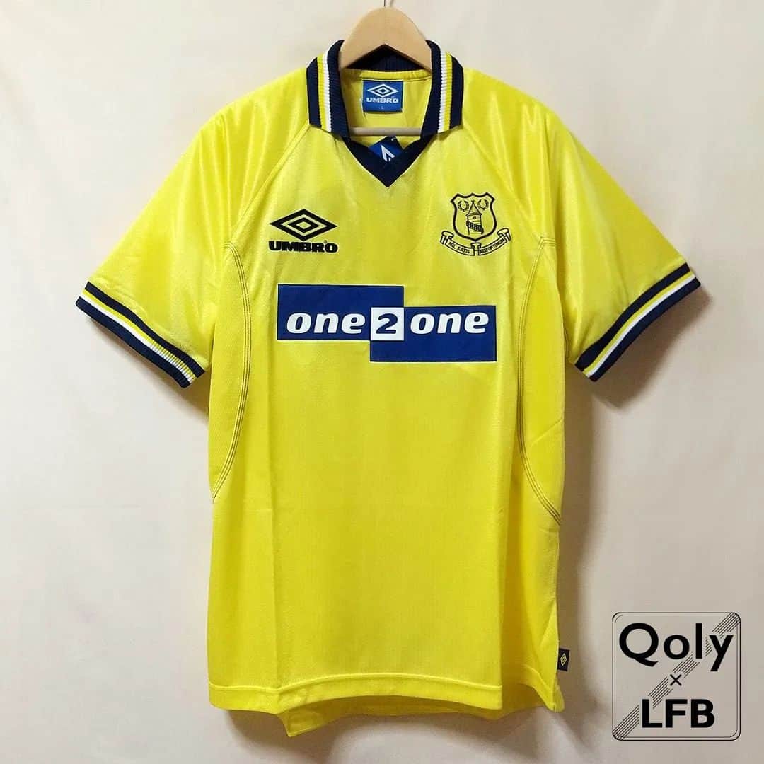 サッカーニュース：Qoly（コリー）のインスタグラム：「エヴァートン 1998-99 Umbro サード半袖 ユニフォーム  #エヴァートンFC の1998-99シーズンのサードモデルで、#トレーニングウェア も兼ねていたユニフォーム。  胸スポンサー「ONE 2 ONE（ワンツーワン）」は発砲プリントの立体ロゴ。 ワンツーワンは当時の大手携帯電話会社で、90年代後半から2000年代初めにかけてエヴァートンと契約。  ユニフォーム全体に漂う90年代のレトロ感が、今となってはオシャレなデザイン。  ▶ご購入は『Qoly×LFB vintage』からどうぞ！→ @qolylfb  #エヴァートン1998 #サードキッド #umbro #サッカー #football #soccer #ユニフォーム #サッカー好き #サッカーユニフォーム #ヴィンテージサッカーユニフォーム #サッカーファッション #スポーツファッション #新品デッドストック #サッカーショップ #サッカーユニフォームショップ #qoly_lfb_vintage」