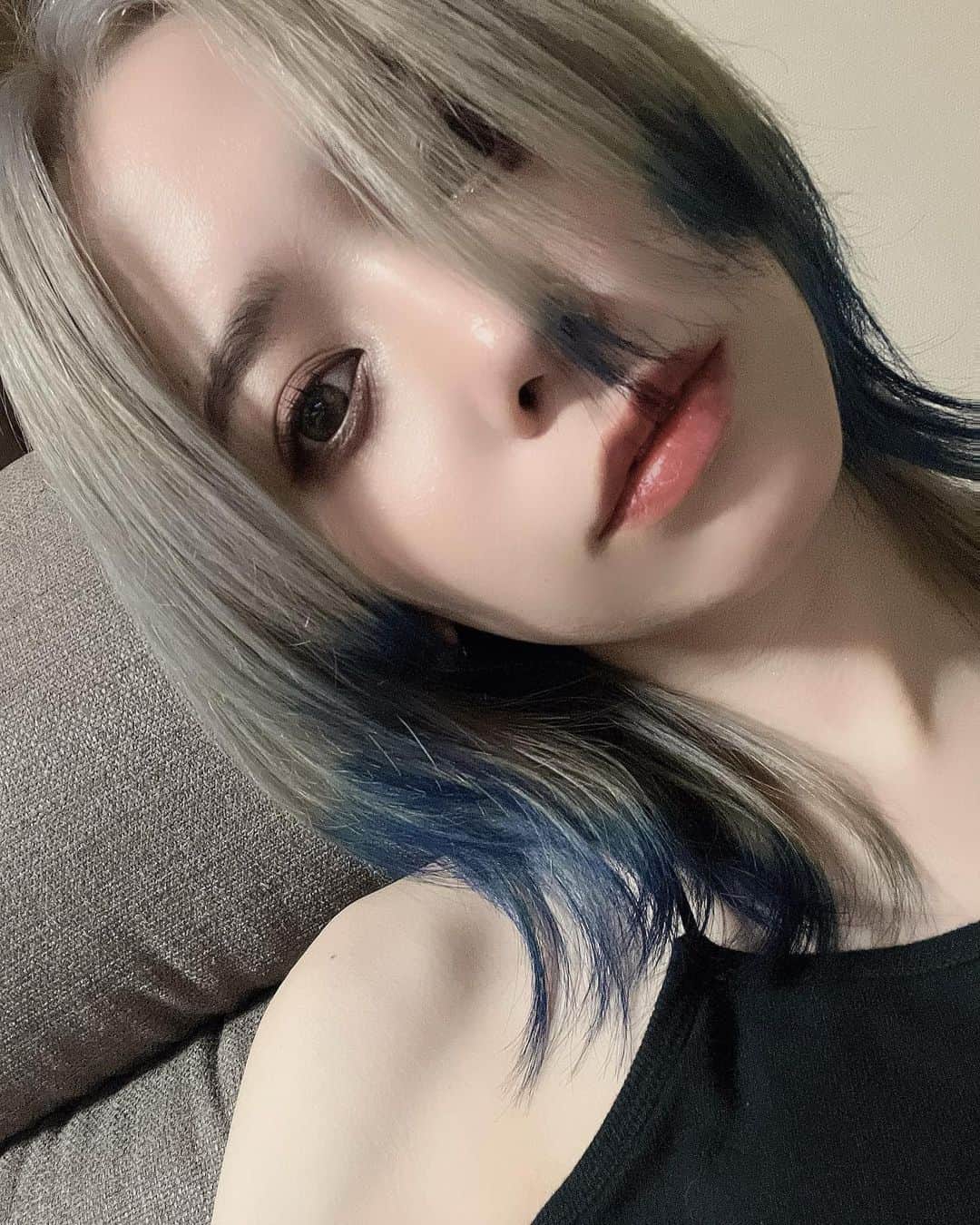 原田彩のインスタグラム：「┄   カラー仕立てほやほや︎︎！   ╲ シルバーグレーにおかわりブルー ╱ 前はここまでシルバーにならなかったから 順調にゴールに向かって歩んでおります🩶  安心信頼の @maru_b44 いつもありがとう🐦‍⬛  #ウルフカット #ミディアムウルフ #シルバーグレー #エンドカラー #前髪どうしよう問題」