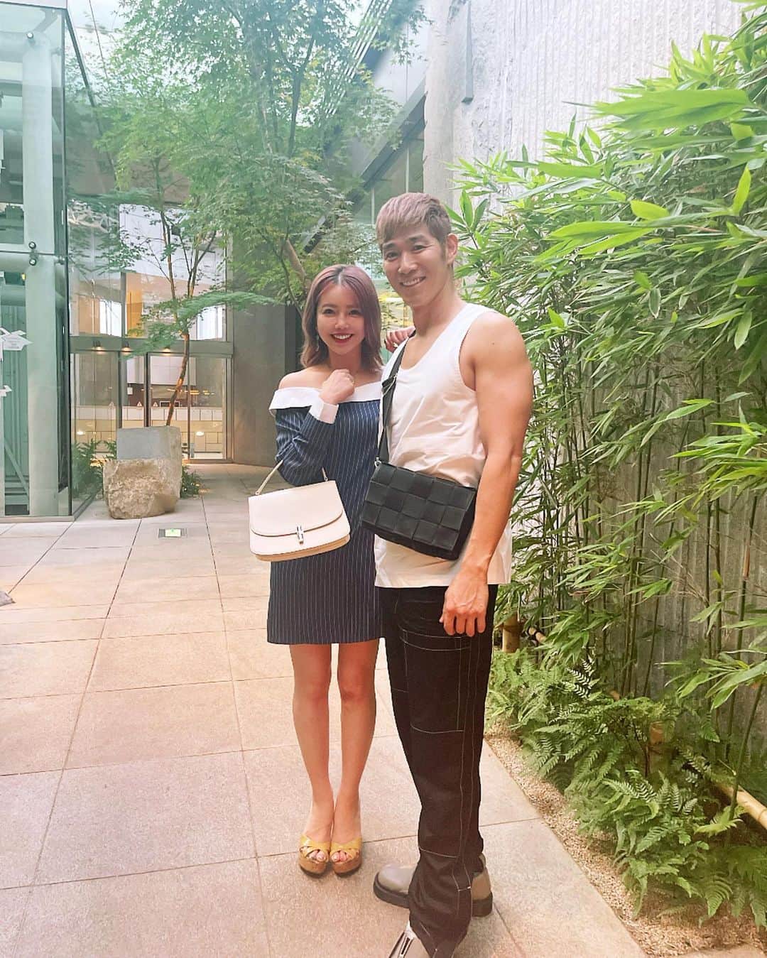 レイザーラモンHGのインスタグラム：「8月8日は結婚記念日フォー！ 旬の食材を選んでお好みで調理してもらう贅沢なレストランでお食事しました。 フォーでした！  おかげさまで丸17年となりました。いろいろと迷惑をかけてきた結婚生活ですが、なんとか愛想をつかされることなく(私的には)幸せに過ごしてきました。あんちゃんもそう思ってるはず👏🏻 感謝感謝です🥲これからもよろしくね🫰🏻」