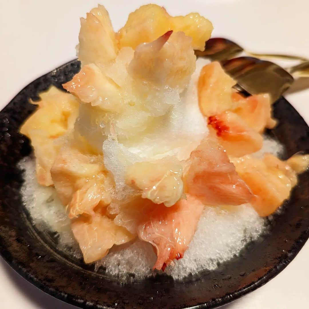 島田佳奈のインスタグラム：「今夜のかき氷は、ピーチカルピスに桃トッピング。 やっぱフレッシュな桃は最強やな！  #旦那特製」