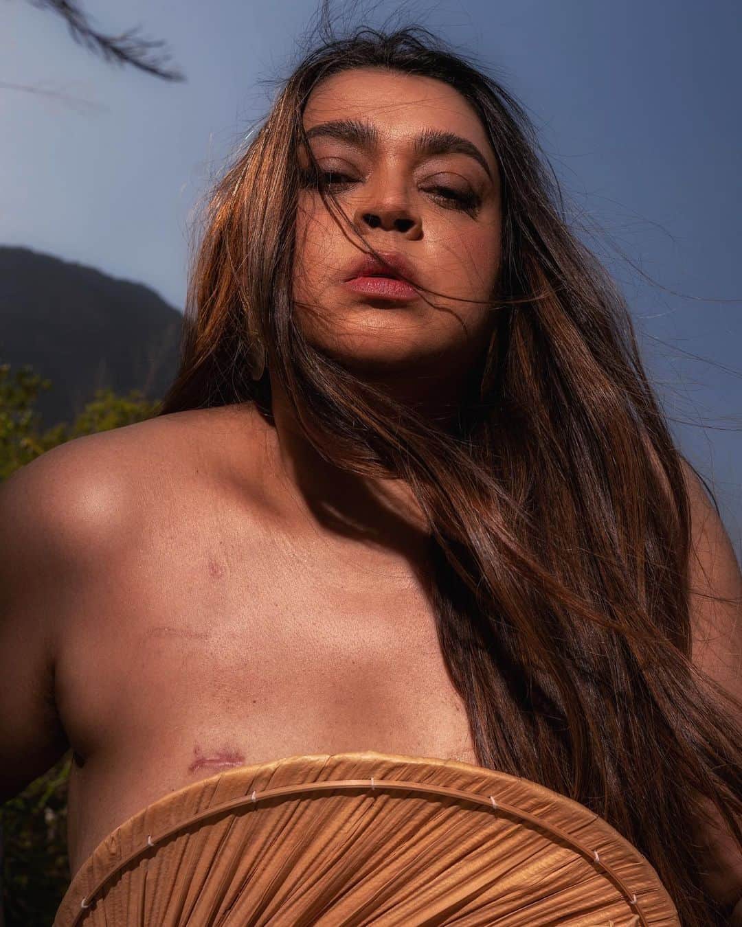 Preta Gilのインスタグラム：「A vida é uma dádiva e muitas vezes não nos damos conta do quão lindo é o fato de estarmos vivos e nos tornamos seres mais evoluídos com o tempo. Eu falo isso, porque eu mesma por muito tempo foquei minha existência em correr, trabalhar para conquistar coisas materiais e isso é vazio e raso, diante da grande lição de simplesmente SER, que esta professora vida quis me ensinar.  Depois de passar por uma quase morte e estar lutando contra uma doença muito difícil, eu conversei muitas vezes com Deus e falávamos do propósito dessa segunda chance. Ele me disse: “Seu propósito você já conhece e exerce com muita coragem, mas você pode e deve fazer ainda mais”.   Então, estou aqui hoje, dia 8/8 de 2023, completando 49 anos de uma vida cheia de batalhas, muitas vitórias, muito amor, poucas decepções, pronta pra continuar lutando e para que sejamos cada dia mais livres de amarras, dogmas, crenças limitantes e preconceitos.   Quero reafirmar que vim aqui para servir a alegria, a paz e o amor. Tenho muito a fazer e agradeço tudo que se passou. Compreendi que não luto mais só, tenho a lealdade de meus amigos, meus fãs e família. Hoje eu sei que juntos somos infinitos. O passado já passou, vivo o presente de existir aqui e agora, e certa de que o meu futuro será ainda melhor.  #Preta49   Fotos: @nattannaella」
