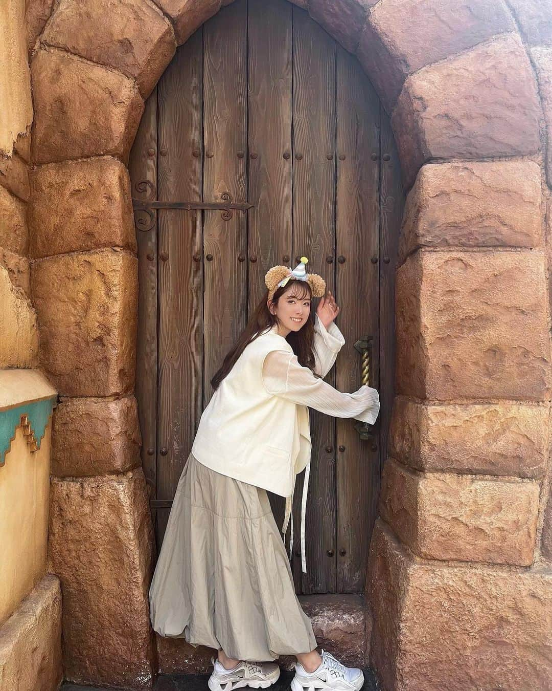 渡邉優さんのインスタグラム写真 - (渡邉優Instagram)「いつしかのdisney🐭 このGRLのバルーンスカートが可愛い🫰  購入品紹介の動画を撮ったくせに一向に編集が終わらずあげれておりません…夏終わる前にあげたい…。。笑  #disney #ディズニー #ディズニーシー #ディズニーコーデ #GRL #ベージュコーデ #ホワイトコーデ #ダッフィーコーデ #プチプラ」8月8日 22時10分 - yu_watanabe_