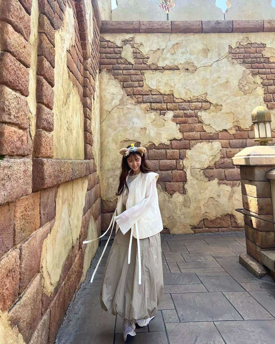 渡邉優さんのインスタグラム写真 - (渡邉優Instagram)「いつしかのdisney🐭 このGRLのバルーンスカートが可愛い🫰  購入品紹介の動画を撮ったくせに一向に編集が終わらずあげれておりません…夏終わる前にあげたい…。。笑  #disney #ディズニー #ディズニーシー #ディズニーコーデ #GRL #ベージュコーデ #ホワイトコーデ #ダッフィーコーデ #プチプラ」8月8日 22時10分 - yu_watanabe_