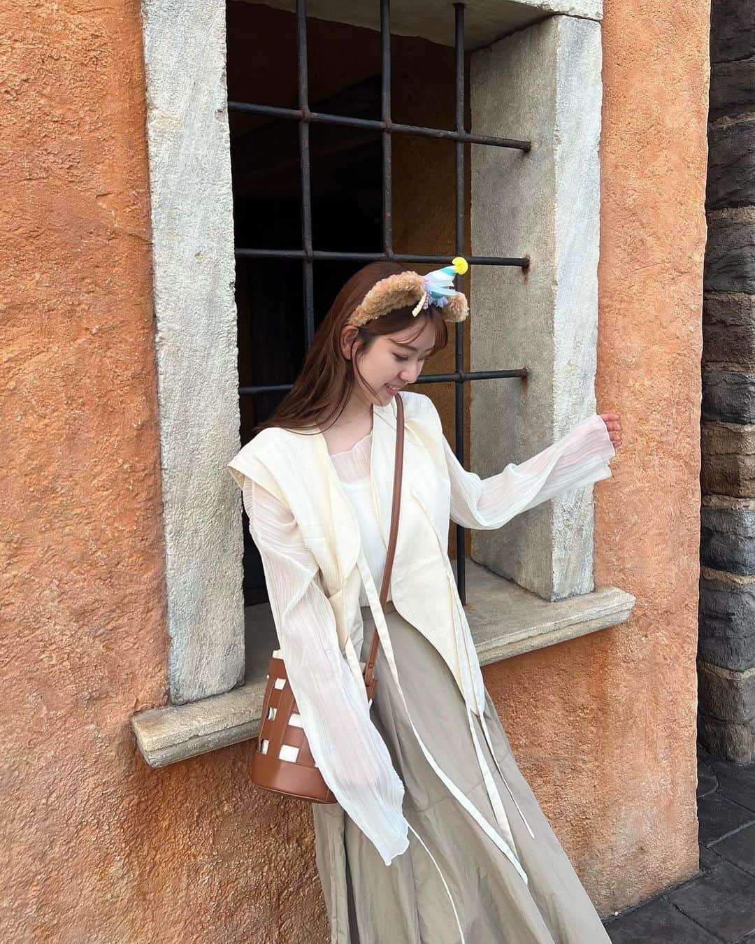 渡邉優のインスタグラム：「いつしかのdisney🐭 このGRLのバルーンスカートが可愛い🫰  購入品紹介の動画を撮ったくせに一向に編集が終わらずあげれておりません…夏終わる前にあげたい…。。笑  #disney #ディズニー #ディズニーシー #ディズニーコーデ #GRL #ベージュコーデ #ホワイトコーデ #ダッフィーコーデ #プチプラ」