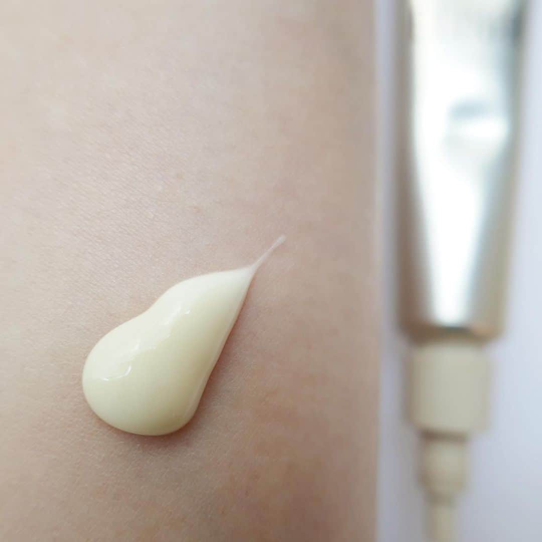 美的 Biteki's official Instagram! さんのインスタグラム写真 - (美的 Biteki's official Instagram! Instagram)「＼エリクシールのリンクルクリームが進化して登場します。／ レチノール類において、日本で唯一シワ改善効果が認められた薬用有効成分“純粋レチノール*1”を配合したリンクルクリーム。 ヒアルロン酸を生み出し、水分量を増やすことで柔軟な肌に導くとともに、 真皮のコラーゲン密度を高め、シワを改善します。   今回の進化では、「効果が出るまでに時間がかかる」「深いシワには効かないのでは？」という声に応え、スピードとパワフルな実感を追求し、“純粋レチノール*1”をより届きやすくする新処方を採用。深刻なシワ悩みにもアプローチし、ふっくら柔らかな「つや玉」の輝く肌を目指します。 目元や口元、首のシワなど、シワが気になる部分に優しくなじませると、ベタつかず、ぴたっと肌にフィット。 リラックス感のある心地よいアクアフローラルの香りは、スキンケアの時間を癒しのひと時にしてくれそう！   マスクが外れ、本格的にシワに悩んでいるという人にぜひ試していただきたい1品。ぜひチェックしてみて！   【商品情報】 9月21日発売 エリクシール レチノパワー リンクルクリーム［医薬部外品］S 15g ￥6,490／L 22g ￥8,690（税込／編集部調べ） *1 有効成分レチノール #エリクシール#elixir#スキンケア#シワケア#シワ改善#シワ改善クリーム#リンクルクリーム#エイジングケア#部分用クリーム#新商品#資生堂#bitekicom」8月8日 22時10分 - bitekicom