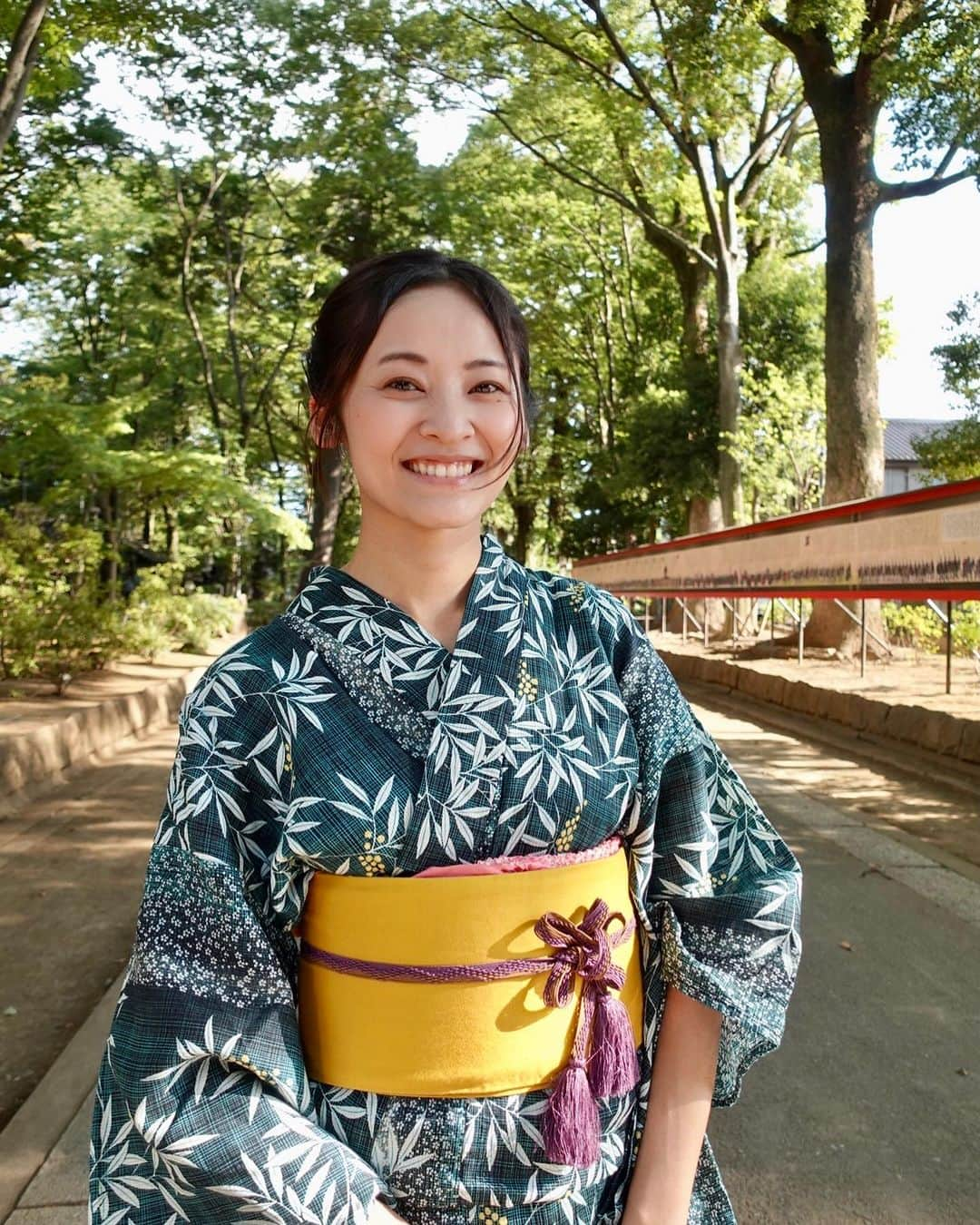 佃井皆美のインスタグラム：「先日、大宮のお祭に浴衣で行ってきました。 写真は氷川神社の参道です。 お散歩におすすめのスポット🌳⛩ 名物の氷川だんご、 めちゃめちゃ美味しいので、 大宮へお越しの際は！！ ぜひ！！！ 食べてください😝🍡💓  髪の毛も浴衣の着付もお姉ちゃんがやってくれたよ〜😆  #浴衣  #浴衣ヘアアレンジ  #お姉ちゃんが美容師  #埼玉県  #大宮  #氷川神社  #氷川だんご」