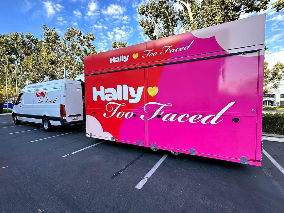 Too Facedのインスタグラム：「WE'RE GOING ON TOUR AGAIN!  Hally ❤️ Too Faced have teamed up to make all your college game days, tailgates, rush weeks, concerts, and special events all across the country that much more colorful.  Stop by to get the ultimate hair and makeup looks, grab free products, play the claw machine, and more.⁠ ⁠ ✨ We're celebrating by giving away $300 worth of Too Faced Products and $300 worth of Hally products to five lucky winners! Just snap a picture of the Hally ❤️ Too Faced Mobile in the wild, post it on IG or TikTok and tag @colormehally @toofaced and use #toofacedxhallytour and you'll automatically be entered to win! ✨ ⁠ ⁠ Hint hint - keep an eye out on the highway, back roads of your school campus and outside some of your favorite stores.⁠ ⁠ Make sure to follow along here to see if we'll be at your school next. See you there!   This giveaway runs through November 12th, 2023 at 11:59pm ET. 5 winners will be selected throughout the duration of the bus tour and notified via DM by @colormehally. Entrants and winners must be based in the US. This giveaway is not affiliated with Instagram. Terms and Conditions on toofaced.com   HOW TO ENTER: ✨ Snap a photo of Hally ❤️ Too Faced Mobile ✨ Tag @colormehally @toofaced ✨ Use #toofacedxhallytour ✨ For additional entries, comment a 💖 on our most recent posts!   #toofaced #tfcrueltyfree」