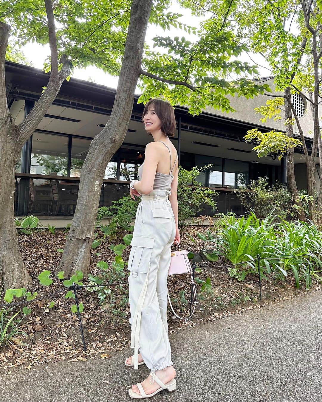 篠田麻里子さんのインスタグラム写真 - (篠田麻里子Instagram)「毎朝自分に何が着たいか尋ねて、今日はこれだった☝️✨ @yukimikawashima   ゆきみちゃんが作るpantsは本当に形が綺麗で好き😘  tops @chaos_tokyo.jp  pants @wrinn_   #夏服」8月8日 22時08分 - shinodamariko3