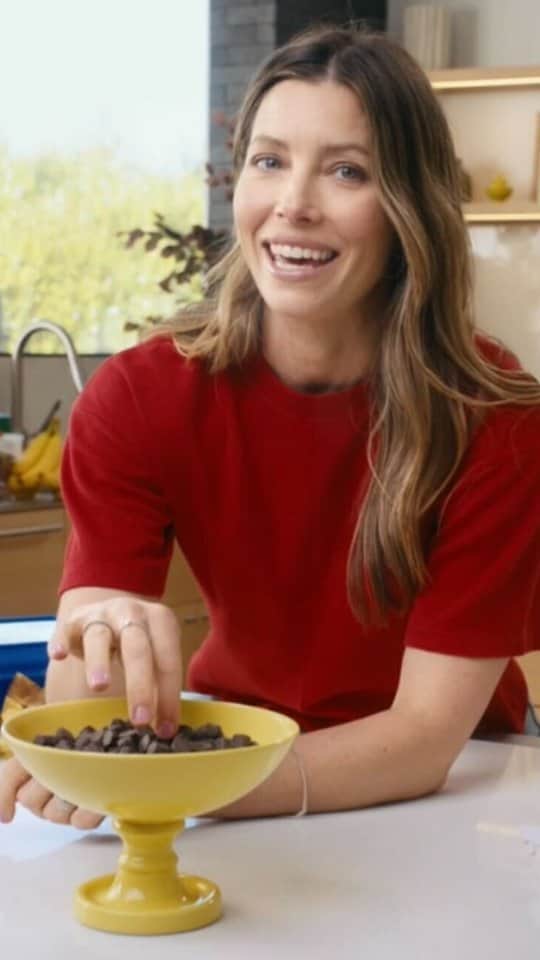 ジェシカ・ビールのインスタグラム：「Don’t stress the kids’ lunches for back-to-school. With DoorDash, you can stock up on groceries for the week, or refresh what’s running out. And maybe get a little something for yourself, too, yeah?」