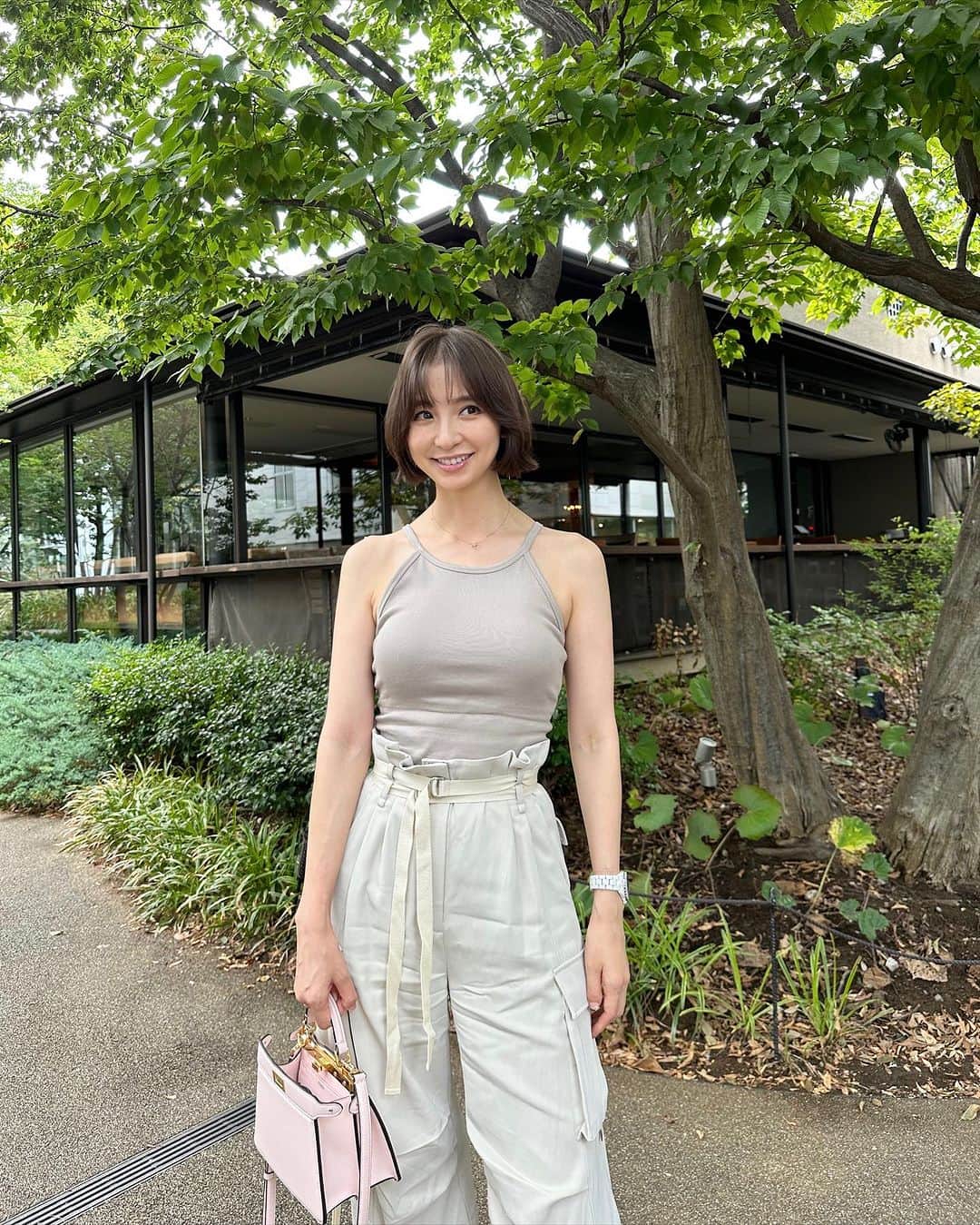 篠田麻里子のインスタグラム：「毎朝自分に何が着たいか尋ねて、今日はこれだった☝️✨ @yukimikawashima   ゆきみちゃんが作るpantsは本当に形が綺麗で好き😘  tops @chaos_tokyo.jp  pants @wrinn_   #夏服」