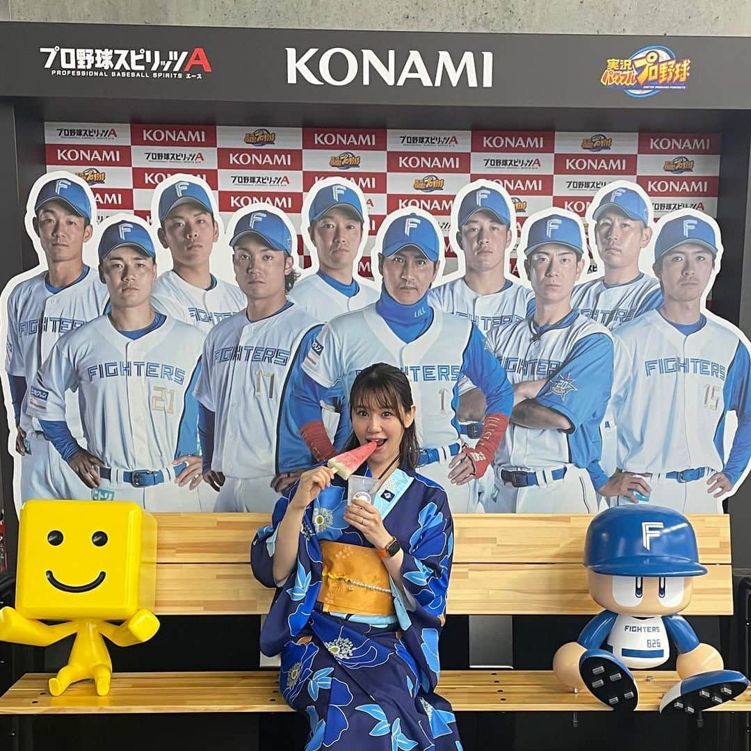 鈴木まりやのインスタグラム：「一昨日ぶりのエスコンフィールド♫ 今日も浴衣で🫶  そして、今日新垣勇人OBのキッチンカーでスイカバーソーダを購入したら200円引になりました👏わーい！  夏祭りの期間は浴衣で観戦に行くと一部フードやドリンクの割引を受けることができます♫ お得に夏を感じられちゃうなんて最高👏  そして今回バックネット裏だったのですが、この近くの3Fの　#味噌がなくては戦ができぬ  のクリスピーポテト初めて食べましたー😍  お友達はトマトソース、私はアボカドソースにしてシェアしました🫶  これ夏祭り限定メニューなのかなぁ？ ずっと食べたいな！！！  今回も結果は残念でした。。が、、のんびりできつつ、沢山歩いたとてもいい日でした😊  #エスコンフィールド北海道  #北海道日本ハムファイターズ #加藤で勝とう　次回こそ」