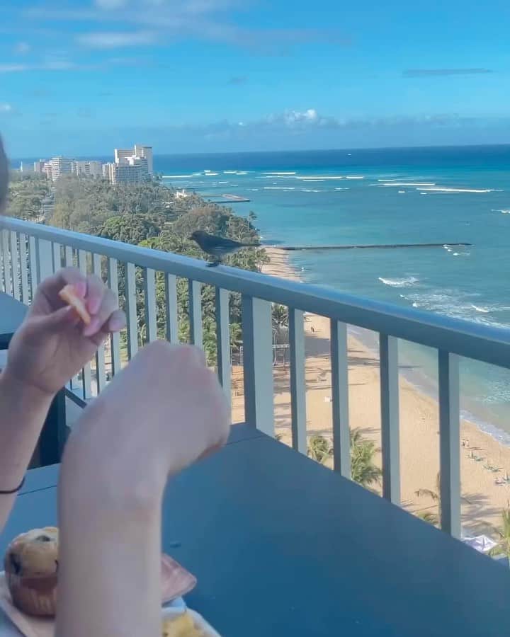 峯りあなのインスタグラム：「ハワイで泊まったもう1つのホテルからの眺めが最高だった🫶🏻🌊  プールも付いてた！🏊‍♂️ 時間無くて入れなかったけど…🥲💦  朝ごはん食べてたら鳥ちゃんが遊びに来たよ🕊️   #未来集団  #ロカヒハワイ  #ハワイ #旅行 #pr」