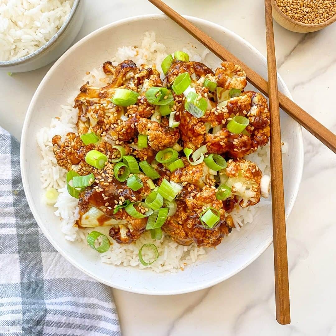 Food Republicさんのインスタグラム写真 - (Food RepublicInstagram)「General Tso's Cauliflower Recipe  A plant-based alternative to the popular Chinese-American chicken dish, this General Tso's cauliflower is perfect over rice.  Recipe developed in collaboration with @youcare.selfcare.  Prep Time: 5 minutes  Cook Time: 40 minutes  Servings: 4  Ingredients  -1 head cauliflower, chopped into florets -2 tablespoons sesame oil -4 tablespoons arrowroot powder, divided -2 tablespoons water -4 tablespoons hoisin sauce -4 tablespoons soy sauce -3 tablespoons rice vinegar -2 tablespoons coconut sugar -1 teaspoon salt -1 teaspoon garlic powder -1 teaspoon grated fresh ginger  Optional Ingredients  -Chopped scallions, for garnish -Toasted sesame seeds, for garnish -Cooked rice, for serving  Directions  1. Preheat the oven to 400 F. 2. Toss the cauliflower florets with the sesame oil, then with 2 tablespoons of arrowroot powder. Spread onto a baking sheet and roast for 30 minutes, flipping halfway. 3. Meanwhile, combine the water with the remaining arrowroot powder in a small bowl, and set aside. 4. Add the hoisin sauce, soy sauce, rice vinegar, coconut sugar, salt, garlic powder, and ginger to a small saucepan. Cook over medium heat for 5 minutes, stirring constantly. 5. Add the water and arrowroot powder mixture to the saucepan and continue cooking for 5-10 more minutes, stirring frequently, until it thickens. 6. When the cauliflower is done, add it to a large bowl and toss it with the warm sauce until thoroughly coated. Top with optional scallions and sesame seeds and serve over rice, if desired.」8月8日 22時12分 - foodrepublic