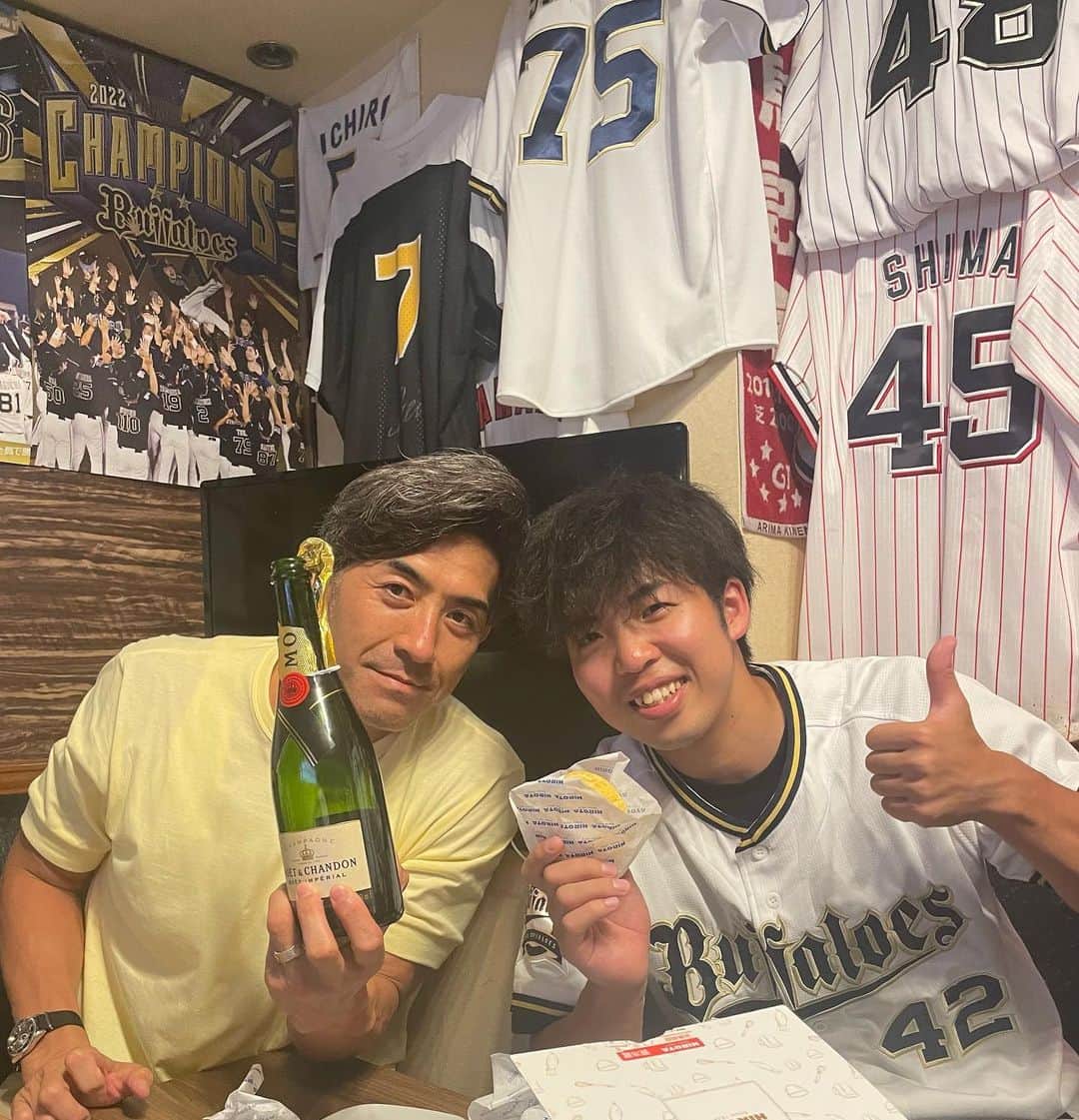 G.G.佐藤のインスタグラム：「Ｂ-モレルくんが、お店サークルチェンジで GG誕生日をお祝いをしてくれました。 モレルくんいつもありがとぅー！ #オリックス強すぎ」