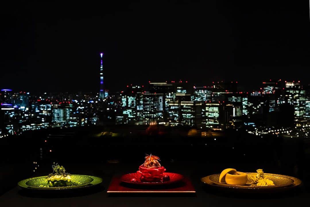 ザ・プリンスギャラリー 東京紀尾井町さんのインスタグラム写真 - (ザ・プリンスギャラリー 東京紀尾井町Instagram)「【和食 The Invisible】  九つの”色”で表現した“見えないWASHOKU”コースを絶景とともに。  色とりどりの美しい器に、料理長高橋賢こだわりの食材が溶け込む新感覚との出会い。五感を研ぎ澄まし楽しむ、センセーショナルな食体験をご堪能ください。  9月1日より、同ホテルメインダイニング「WASHOKU 蒼天 SOUTEN 」にてお楽しみいただけます。  The "Invisible WASHOKU" course expressed in nine "colors" with a spectacular view.  Encounter a new sensation as Chef Ken Takahashi's ingredients blend into the colorful beauty of the dish. We hope you will enjoy this sensational dining experience that will heighten your senses.  The course will be available at the hotel's main dining room, WASHOKU SOUTEN, from September 1, 2023.  Share your own images with us by tagging @princegallerytokyokioicho  ————————————————————— #theluxurycollection #princehotels #tokyohotel #marriottbonvoy #theprincegallerytokyokioicho  #tokyohotelstay #japanesedish #ザプリンスギャラリー東京紀尾井町 #東京ホテル #東京ホテルステイ #ステイケーション #アートな料理 #和食 #会席 #ホテルディナー #アート」8月8日 22時27分 - princegallerytokyokioicho