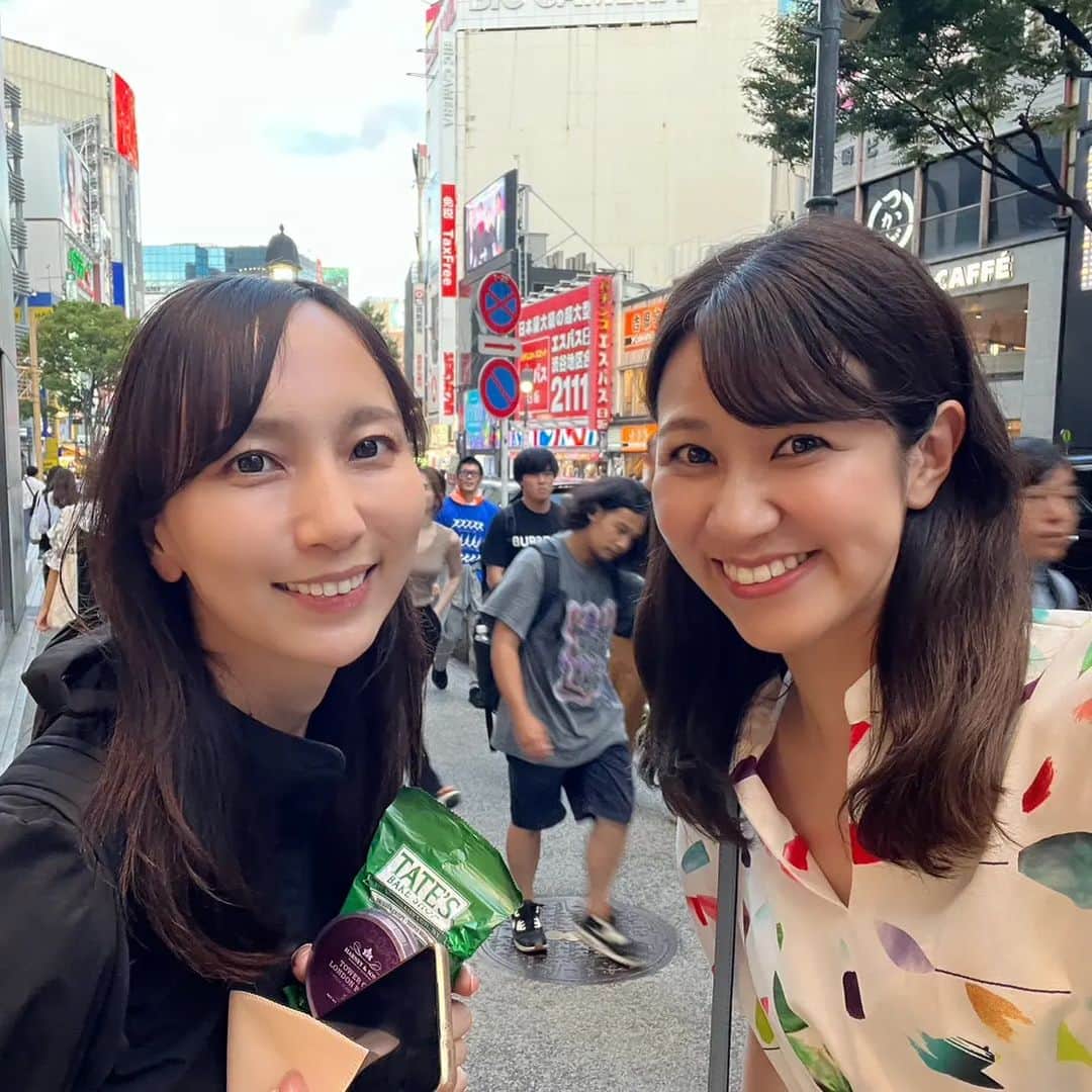 岸田彩加のインスタグラム：「テレ玉で一緒で、今はアメリカに住んでいる荒木ちゃんが一時帰国したので1年ぶりに会えました💕  アメリカンなお洋服で登場した🇺🇸  お仕事の合間の少しの時間だったけど来てくれてありがとう🥹🥹短い時間でいっぱい話せて楽しかった🥳」