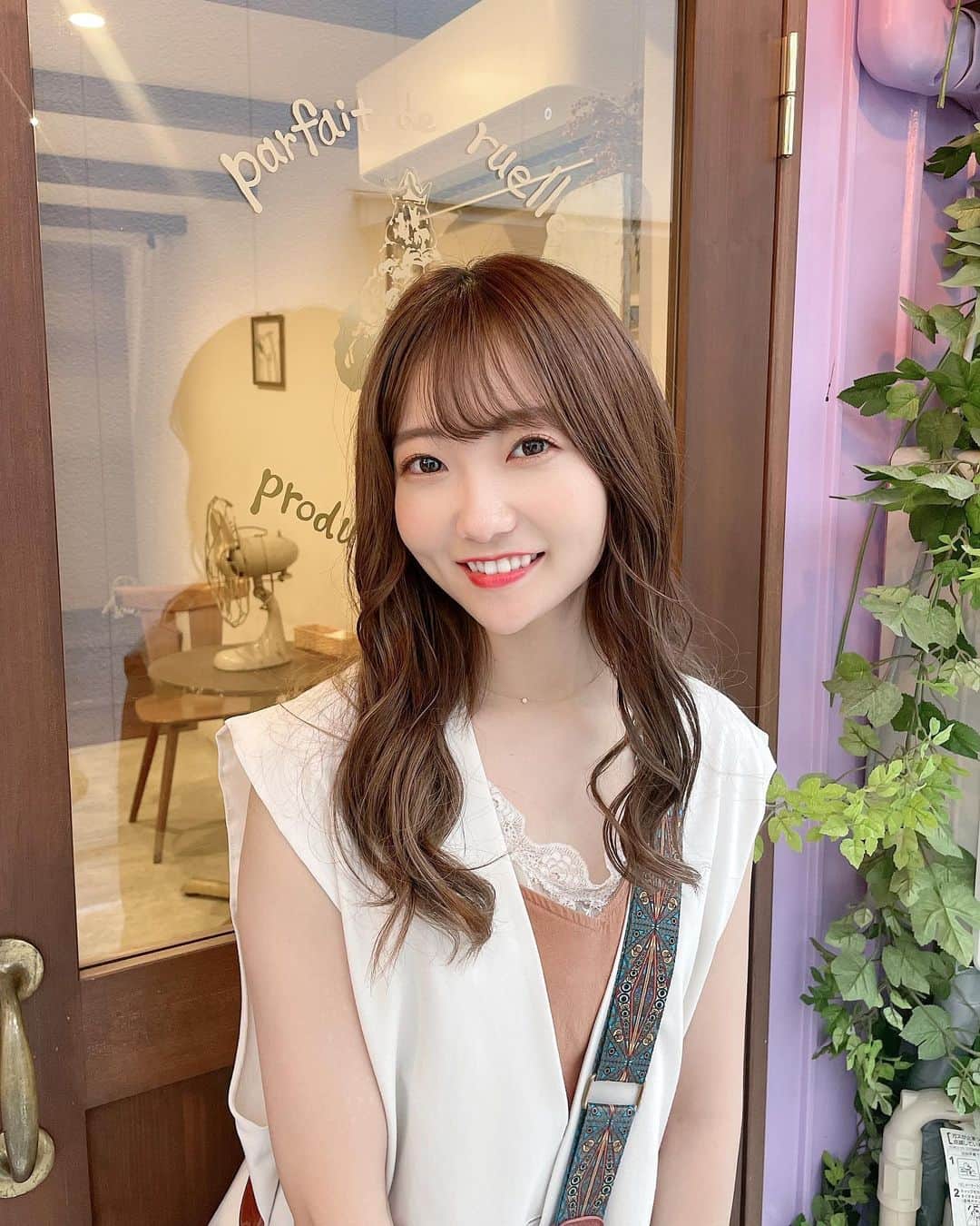 夏川愛実のインスタグラム：「⁡ ⁡ 大須の可愛いカフェ💗 フルーツの中で桃が1番好き(多分) ⁡ ⁡ #大須カフェ#パフェドリュエル#parfaitderuelle #大須商店街#大須#ダークブラウン#暗髪ヘア #ロングヘア#エクステ#ヘアカラー#暗髪カラー #ヘアアレンジ#夏コーデ#淡色女子#淡色コーデ #148cm#f4f#いいね返し#l4l#フォロバ ⁡ ⁡ ⁡ ⁡」