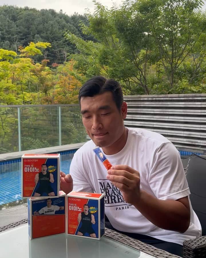 チョ・ウォニのインスタグラム：「✔️ 제가 이게 다뜬 눈입니다👀🤣 . . 다뜬눈인데….그렇게 눈을크게 떠달라고 말씀주셔서 순간  머리에 쥐났습니다🐒 눈작아슬픈사슴들함께하시죠🙋🏻‍♂️ #디스이즈아미노 먹고힘내봅니다💪 눈작아도 가야돼가야돼🔥 #디스이즈아미노🫵」