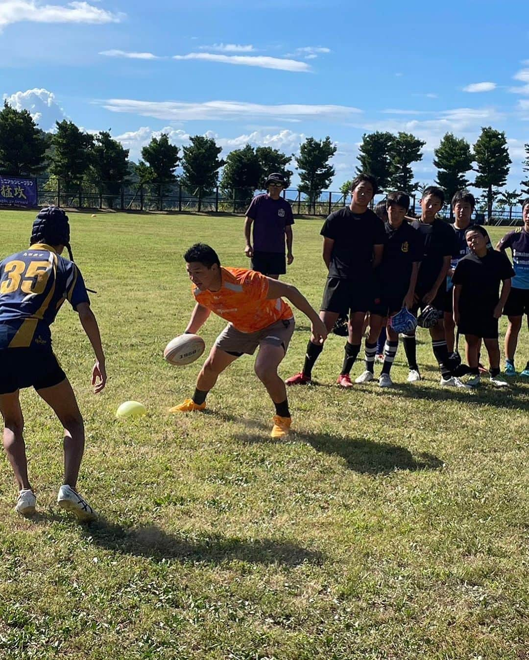 立川理道さんのインスタグラム写真 - (立川理道Instagram)「８／５（土）、６(日)  島原ラグビースクール　ラグビークリニック クボタスピアーズ　立川理道選手、加藤一希選手  ４年越しのオファーが実現出来ました！！　 まだロスってますが…😂　 この２日間ホンマに夢の中にいてる感じがして、同じ空間に一緒に居てる事が不思議過ぎて。  １日目の中学生、高校生のクリニックも工夫して頂きめっちゃ分かりやすく本当に勉強になりました。　 #クボタスピアーズ　 ２日目 メインの小学生のクリニック　 遊びながらラグビーの楽しさ、面白さなど目線を下げた指導をして頂いた。　 #やまのべラグビー教室   プロ選手から直接指導してもらえる事なんて一生に１回有るか無いか。しかも長崎の島原で。  本当に出来て良かった。　 8/5（土） 立川理道選手加藤一希選手と初めて空港で会った時に立川選手から「天理の先輩のお願いなのでお断り出来ませんでした。」 カッコ良すぎるって。泣ける。　  天理中学校に入学して、たまたま席の前と後がラグビー経験者で「一緒にラグビーやらへんか？」から始まった私のラグビー。 ２つ上の先輩が高野彬夫コーチ。 ４つ下の後輩が立川理道選手。  クリニックしながら、中学校から始めたのは今日の為に有るやなぁと思いながら、両選手のサポートさせて頂きました。あぁ幸せ。 毎年開催出来る事を願って🙏  #天理ラグビー　#天理中学校　#天理ラグビークラブ　#天理高校　#天理大学　 #春日丘高校  #中部大学　 #サニックスブルース   今後ともよろしくお願いします。　 #島原ラグビーフットボールクラブ  #クボタスピアーズ船橋東京ベイ   #獺祭タワー　 #島原シーサイドホテル　 #大三東駅　#映えスポット　#島原城　#鯉　 #うなぎ　#マンゴーラッシー　 #ガパオライス　#長崎の女はクセ強め☺︎   #健康感謝　 #今日も元気だありがとう　 #人の為尽くす喜び広げよう　  ※写真の提載について、立川理道選手、加藤一希選手に許可を得ております。」8月8日 22時25分 - harumichi1202