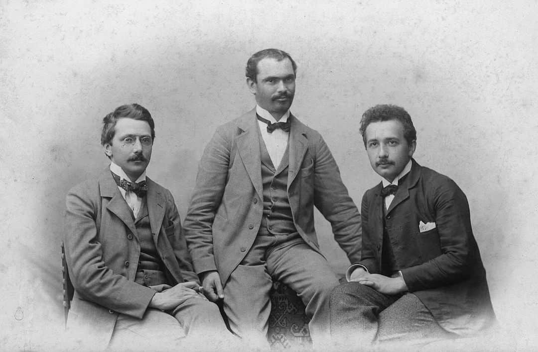 アルベルト・アインシュタインのインスタグラム：「Albert Einstein (that's him on the right) started a book club with two of his friends and fellow scientists: Conrad Habicht and Maurice Solovine.」