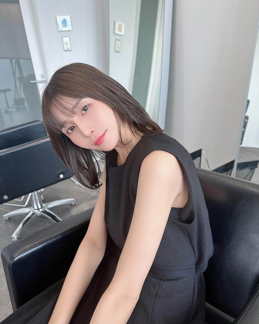 蒼川愛さんのインスタグラム写真 - (蒼川愛Instagram)「新しい髪型どうですか🤍 少し長めのボブにしてもらいました🫶🏻 . 内巻きがとっても久しぶりだけど、やっぱりぽてっとした形のボブは落ち着く☺️ . かなちゃん @kanako.miura.24  ありがとう～👼🏻 ずっと切ってもらいたかった念願叶いました❤️ 同い歳女子なのでずっと恋バナしてました🫶🏻 . . . . #ボブ #ぷつっとボブ #グレージュカラー #アッシュ #ラベンダーグレージュ #ブルベ夏 #ブルベ冬 #ボブヘア #ヘアサロン」8月8日 22時36分 - tougarashi_suki