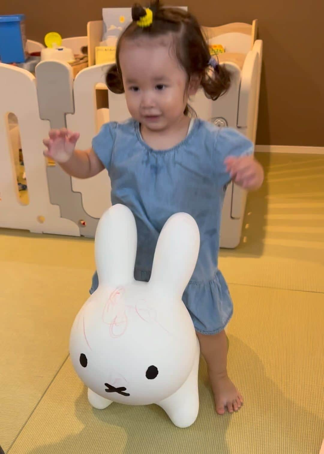 粟生隆寛のインスタグラム：「一妃２歳の誕生日🎂 大きな怪我や病気もなく元気に育ってくれてます。 妻もママ２歳、いつも一妃の面倒見てくれて、ありがとう😊 これからも大変だと思うけど、いいお父さんになれるように頑張るので、よろしくお願いします。  一妃への、たくさんのお祝いメッセージもありがとうございます😊  誕生日プレゼントのミッフィーの乗り物も早速クレヨンでいたずら書きしてました 笑」