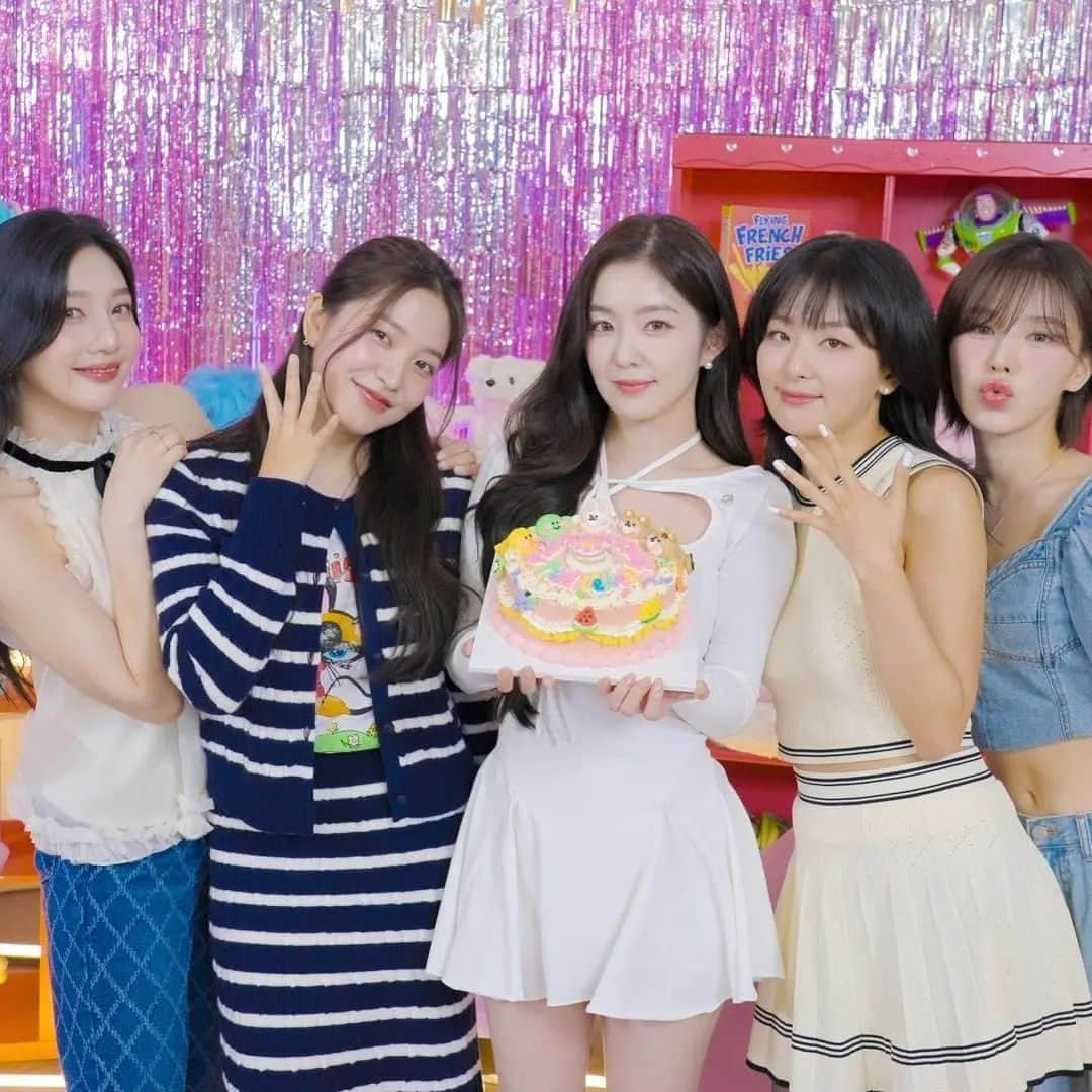 イェリさんのインスタグラム写真 - (イェリInstagram)「Red Velvet 9th Anniversary🎂🥰🩷🧡🩵💚💜 #REDVELVET #YERI #레드벨벳 #예리」8月8日 22時29分 - redvelvet_yeri