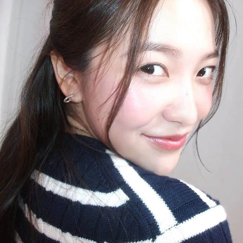 イェリのインスタグラム：「Red Velvet 9th Anniversary🎂🥰🩷🧡🩵💚💜 #REDVELVET #YERI #레드벨벳 #예리」
