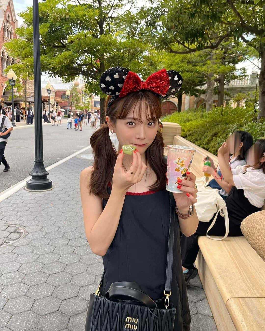 田久保夏鈴のインスタグラム：「夏のディズニー何年振りだろう！ 暑かったけど楽しかったし、晴れてよかったー🌈☀️ このハートのカチューシャ可愛くて気になってたからゲットできて嬉しかった❤️  YouTube待ってますってDMたくさんいただいたのですが、今回は撮ってなくて💧またいつか行った時は撮ります🐭🎀」