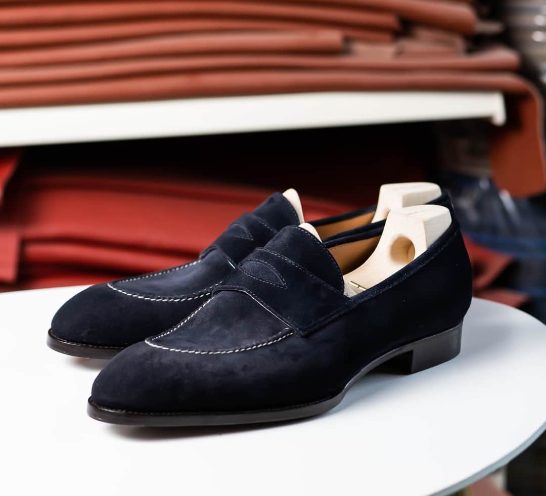 サンクリスピンのインスタグラム：「Weaving a mysterious spell and inviting you to surrender to the allure of the night, our midnight navy loafers (model 539) are a work of art.​​​​​​​​​ #shoes #handmadeshoes #madetoorder #mtoshoes #bespokeshoes #handwelted #shoeporn #madebyhand #shoestagram #agentlemanschoice #onlyforgentlemen」