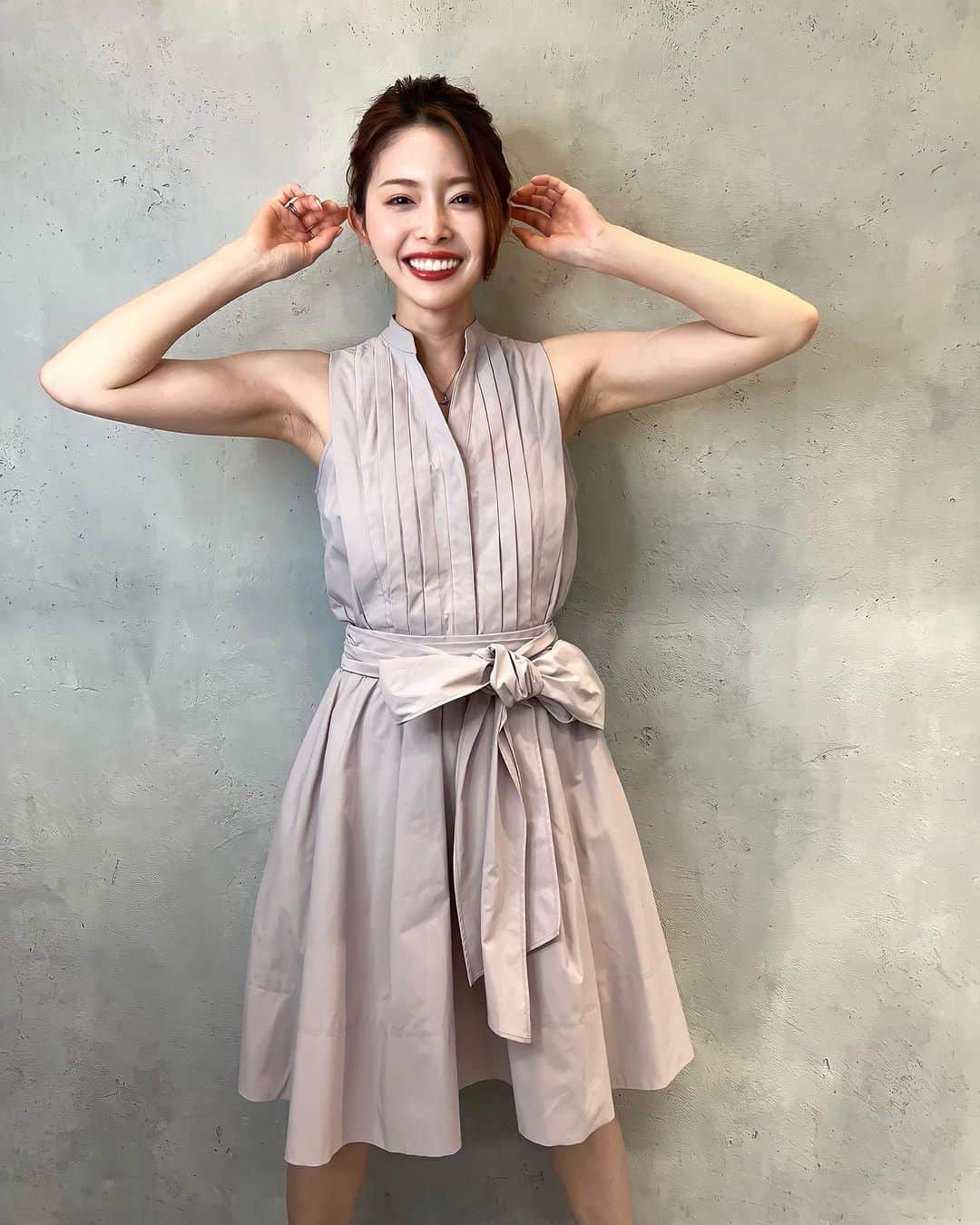 松田唯花のインスタグラム：「貯金を崩してでもやって良かったこと、インビザライン。 もう少しで終わる。  口元に手を添えずに思いっきり笑えるようになったのはインビザラインのおかげ✨  顔も整形級に変わった。 Eラインが綺麗になって、歯並びが整って、口元がスッキリした。  私の場合は4本抜歯したから、それによって口元の張りが軽減して顔がスッキリしたし、口を開けやすくなった。  さらに、コンプレックスだった口元を手で隠さずに笑えるようになったので笑顔も増えた。 それによって性格も明るくなってポジティブになった。  やって良かった美容、トップ3に入ります。  #インビザライン #invisalign #歯列矯正」