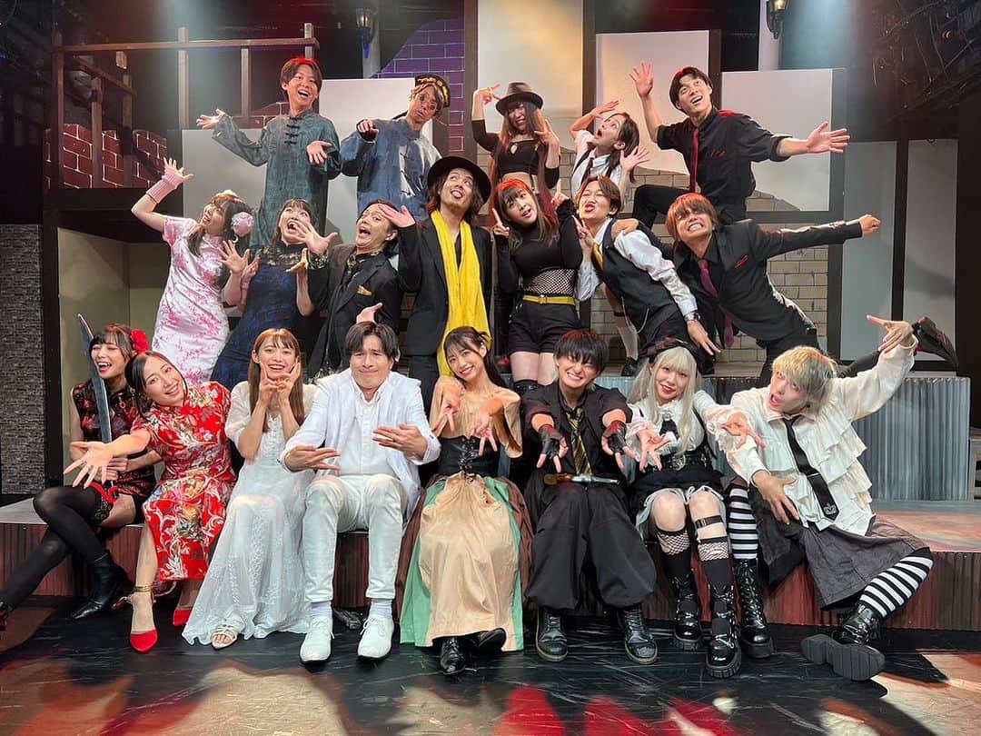 草野博紀さんのインスタグラム写真 - (草野博紀Instagram)「改めまして舞台FIDUCIAご来場頂きありがとうございました♪  アクション、ダンスと盛り沢山な内容でストーリーもマフィアのお話しということもありとても新鮮な気持ちでお芝居させてもらいました🎉  キャストの皆もすごくいい方ばかりでとても頼もしかったです！割と年上でしたがみんなに負けないくらいはっちゃけてしまいました笑  さてさて、次回作はBANKBANGLESSONとなります。  銀行強盗が来る銀行の予行練習中に起きるハプニング、そこから巻き起こる展開とは！？果たしてどのような結末に❗️  座長公演となりますので是非とも皆様来てください、絶対来てください😆笑  そろそろこの髪の毛ともオサラバかなぁ。  また近いうちインスタライブなどでお会いしましょう🔥  ご声援くださった皆様、ご来場の皆様ありがとうございました^_^  #舞台FIDUCIA」8月8日 22時36分 - hironorikusano